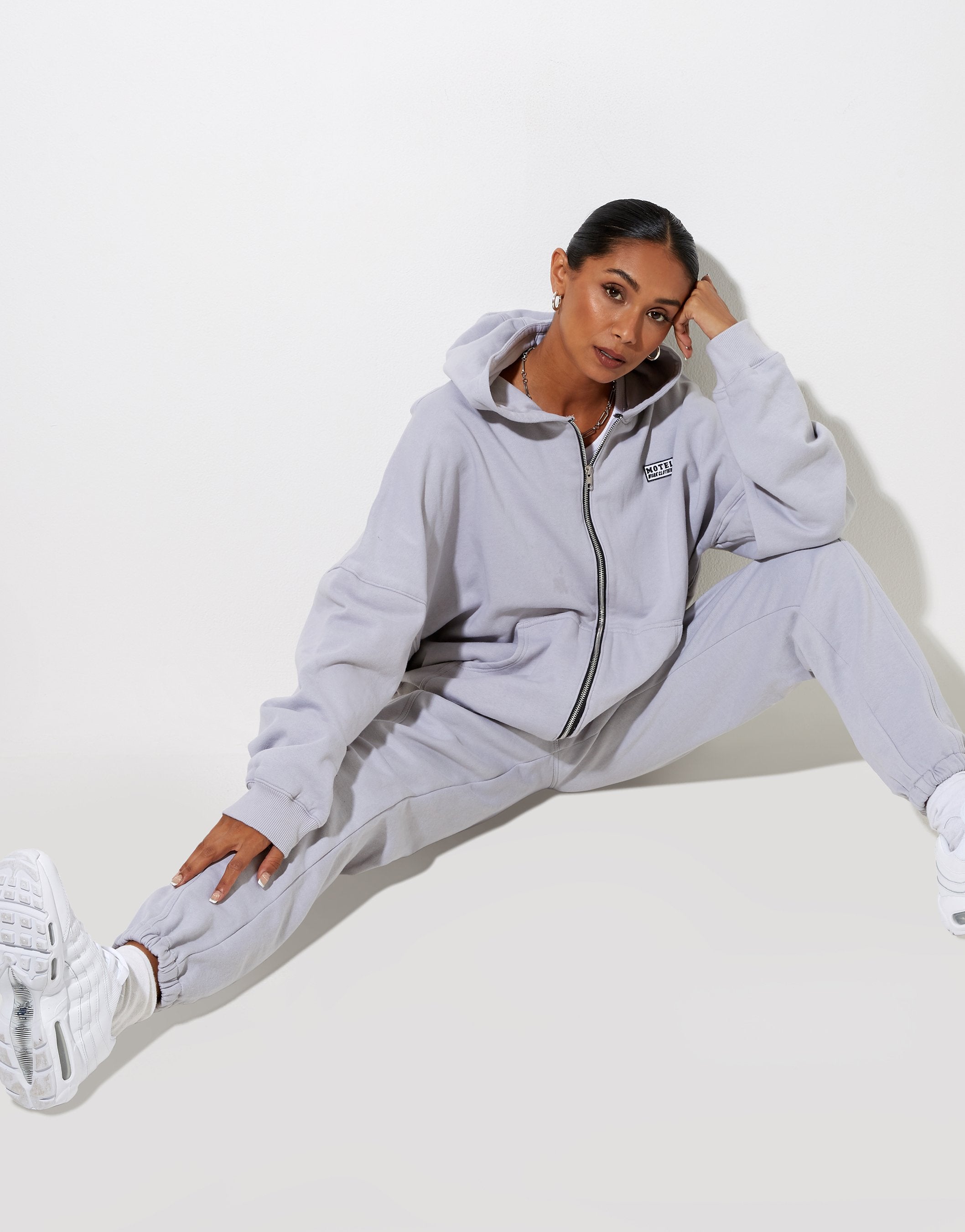 Bild von Hollack Hoodie in Lunar Rock mit Motel Work Clothing Label Stickerei