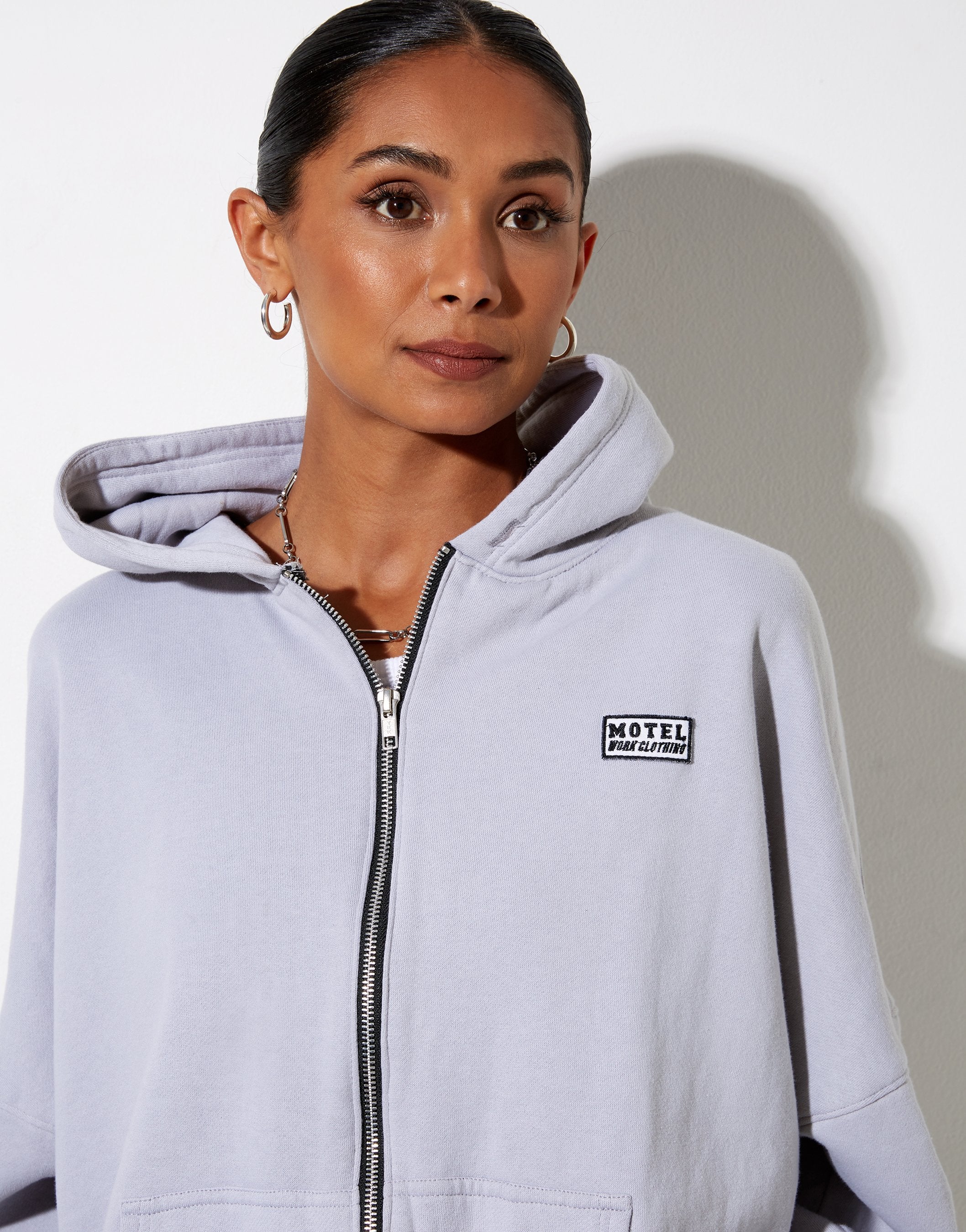 Bild von Hollack Hoodie in Lunar Rock mit Motel Work Clothing Label Stickerei