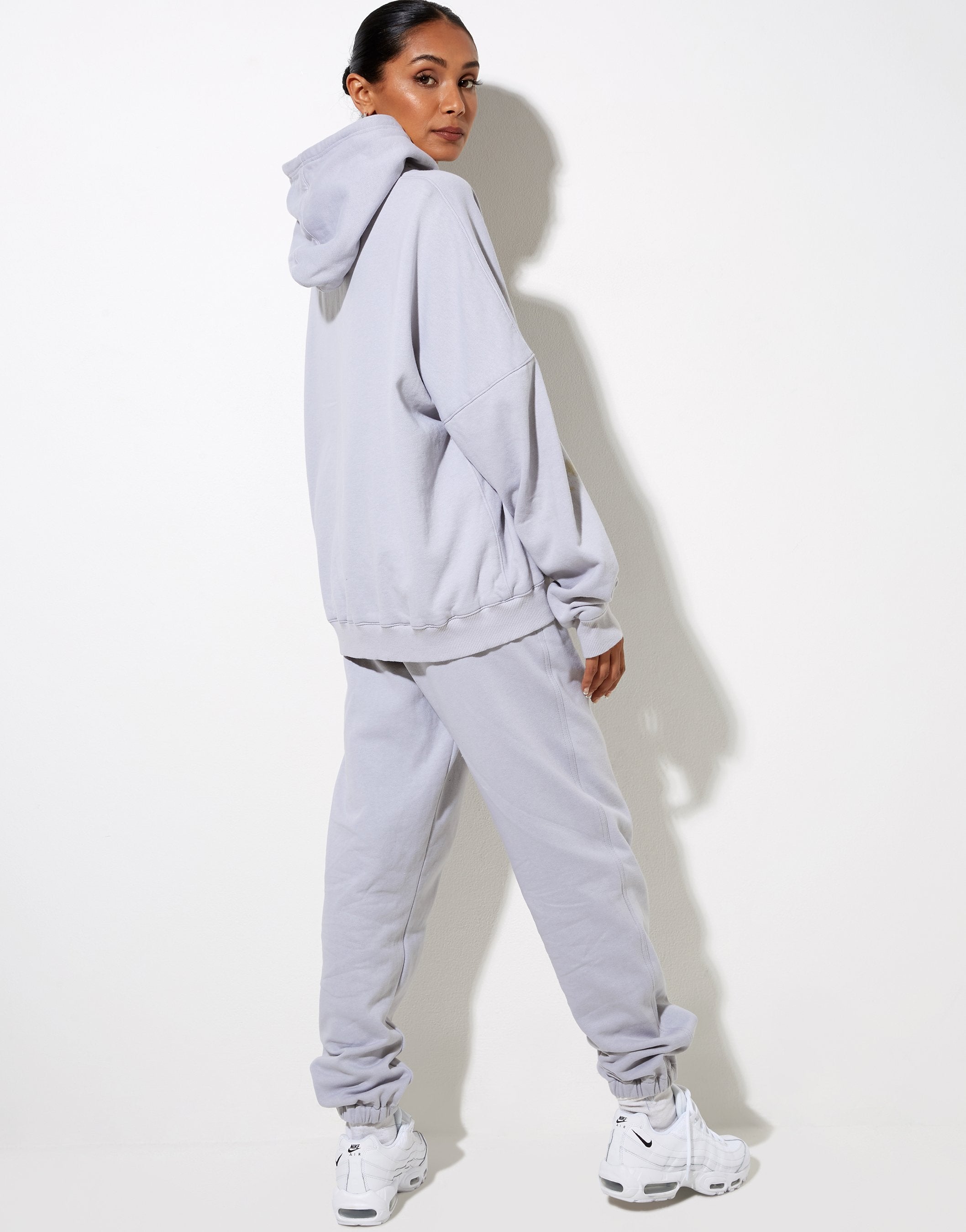 Bild von Hollack Hoodie in Lunar Rock mit Motel Work Clothing Label Stickerei