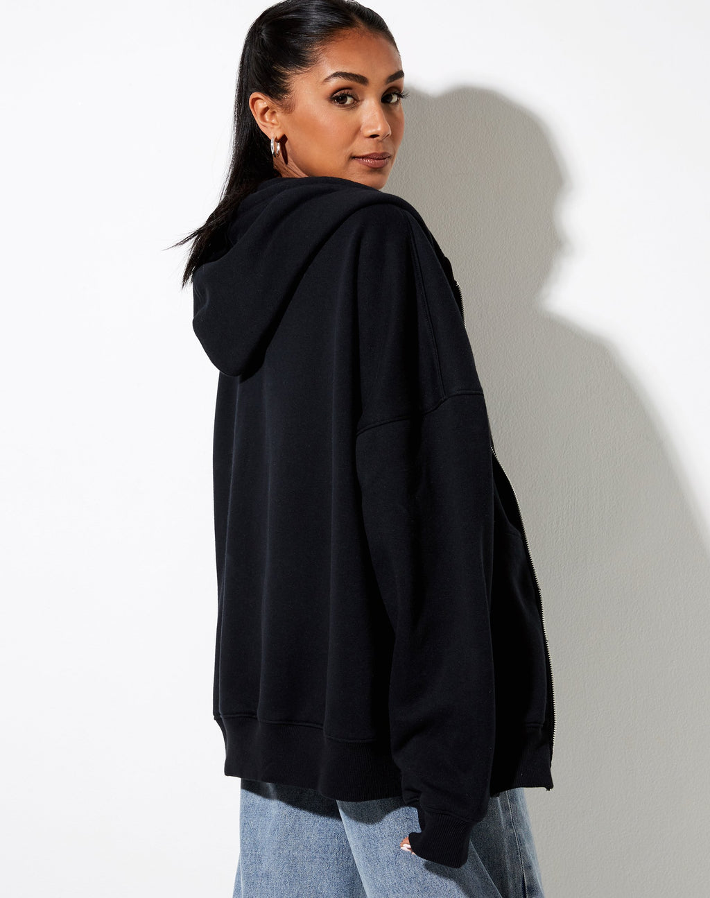 Hollack Hoodie in Schwarz mit weißem Skorpion-Embro