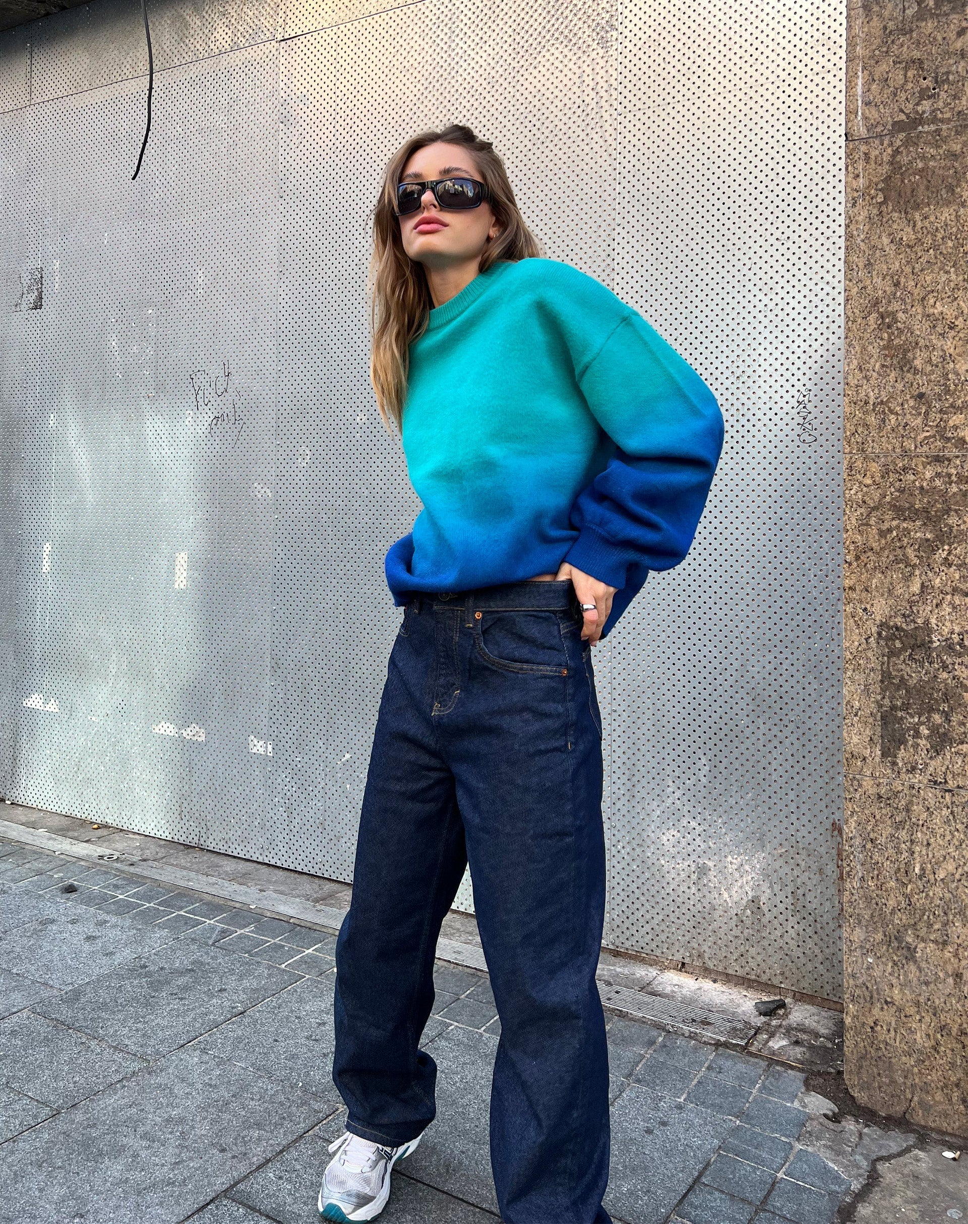Abbildung des Akari Pullovers in Gradient Blue