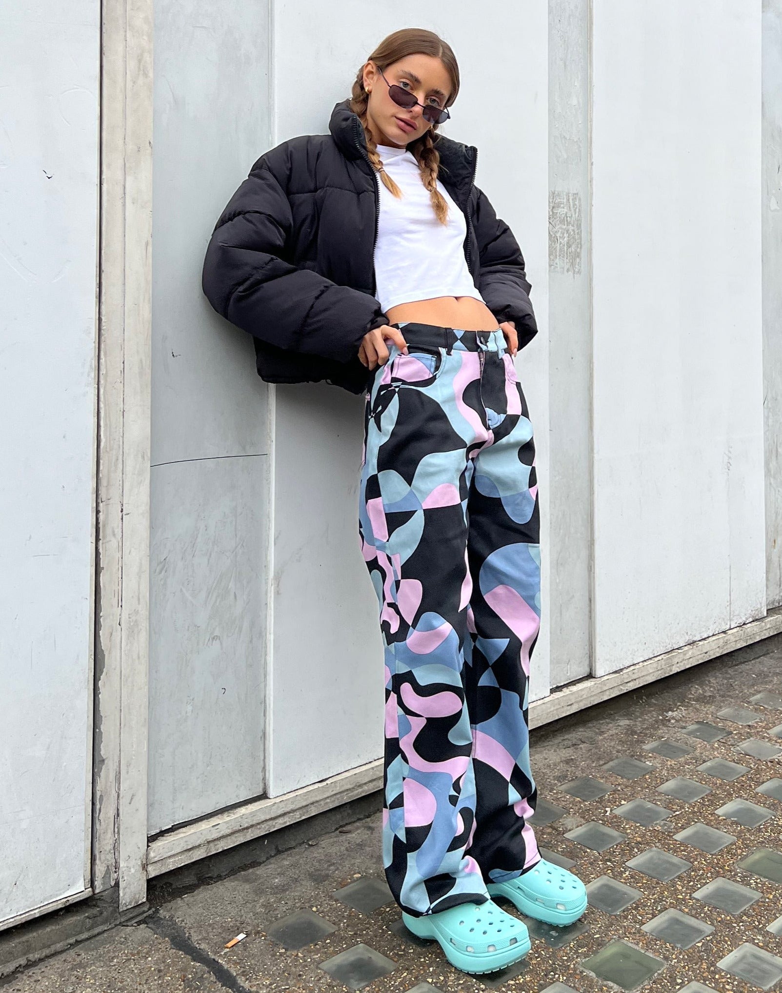 Parallel Jeans in abstraktem Lila