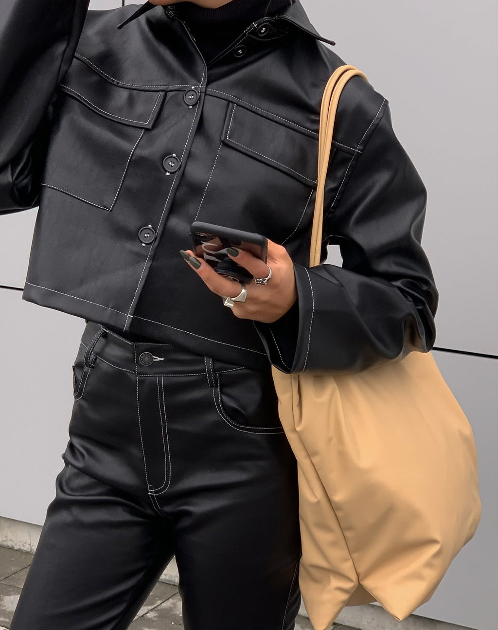 Jayla Shirt in PU Schwarz mit weißer Naht