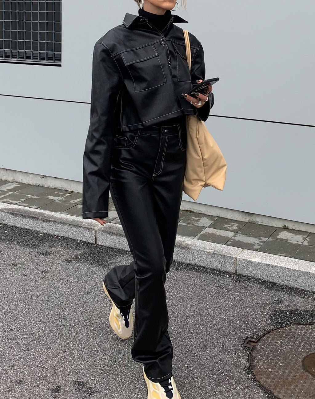 Jayla Shirt in PU Schwarz mit weißer Naht