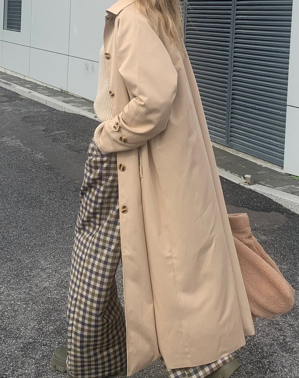 Assa Trenchcoat in Beige mit gestreiftem Innenfutter