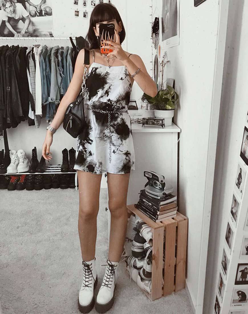 Sagha Slip Dress in Mono Tie Dye Schwarz und Weiß