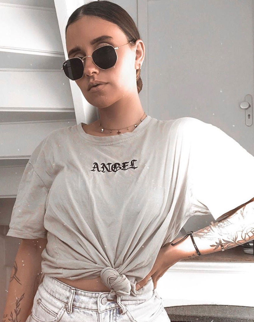 Oversize Basic Tee in Tan mit Engelsstickerei