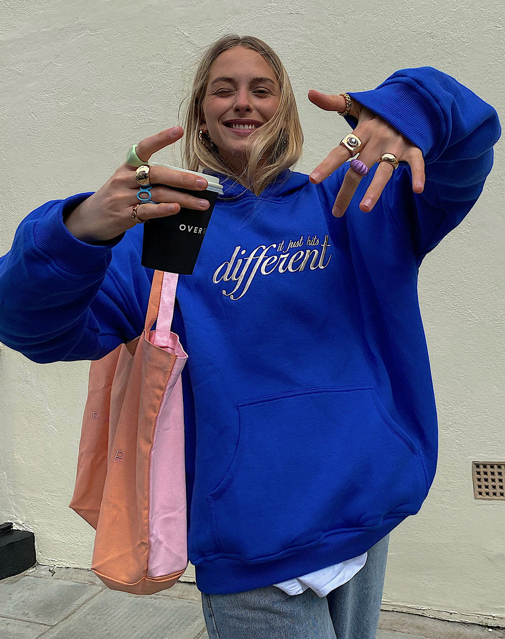 Oversize-Kapuzenpullover in Kobalt Es trifft einfach anders zu Embro