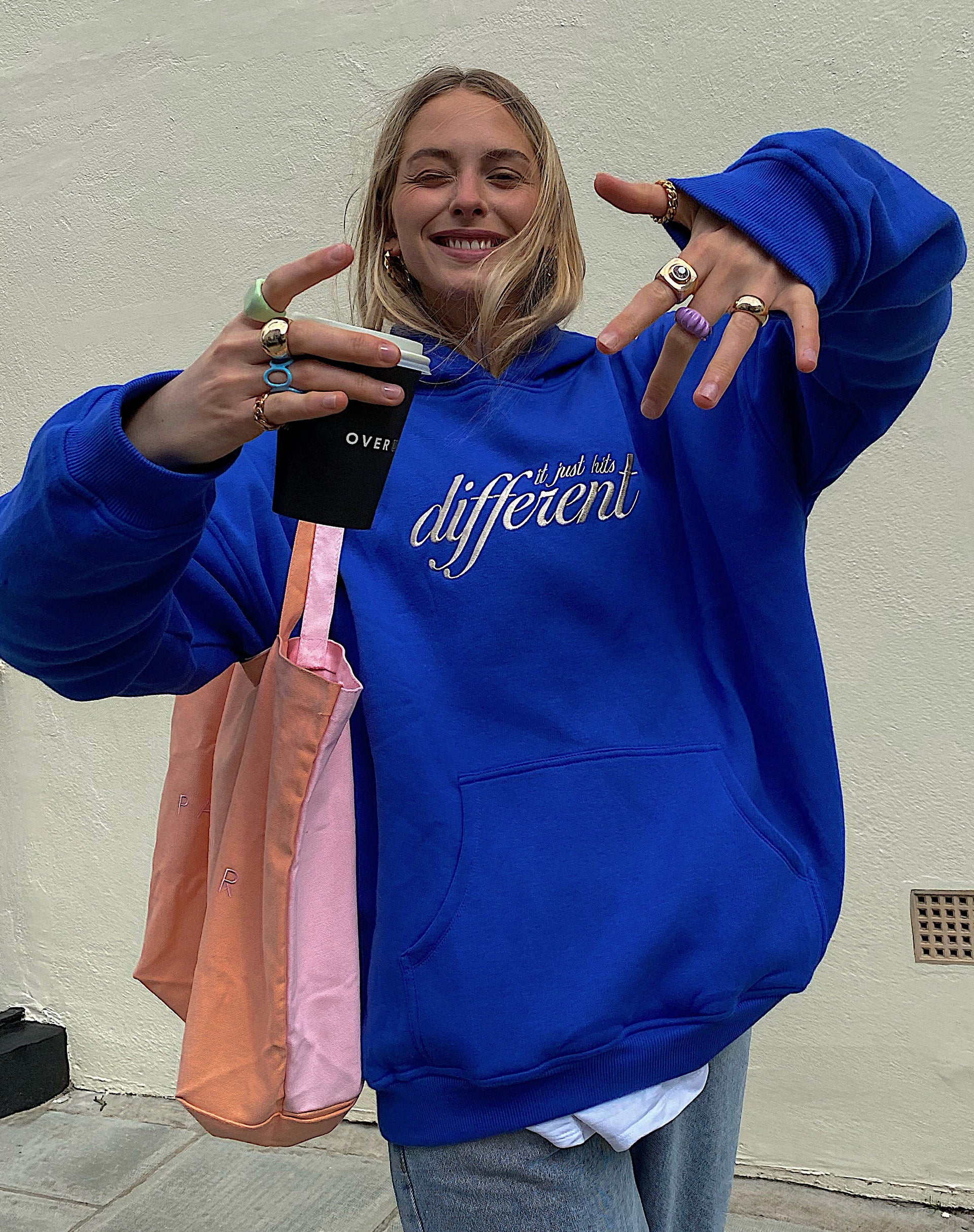 Bild von Oversize Hoodie in Kobalt Es trifft nur verschiedene Stickerei