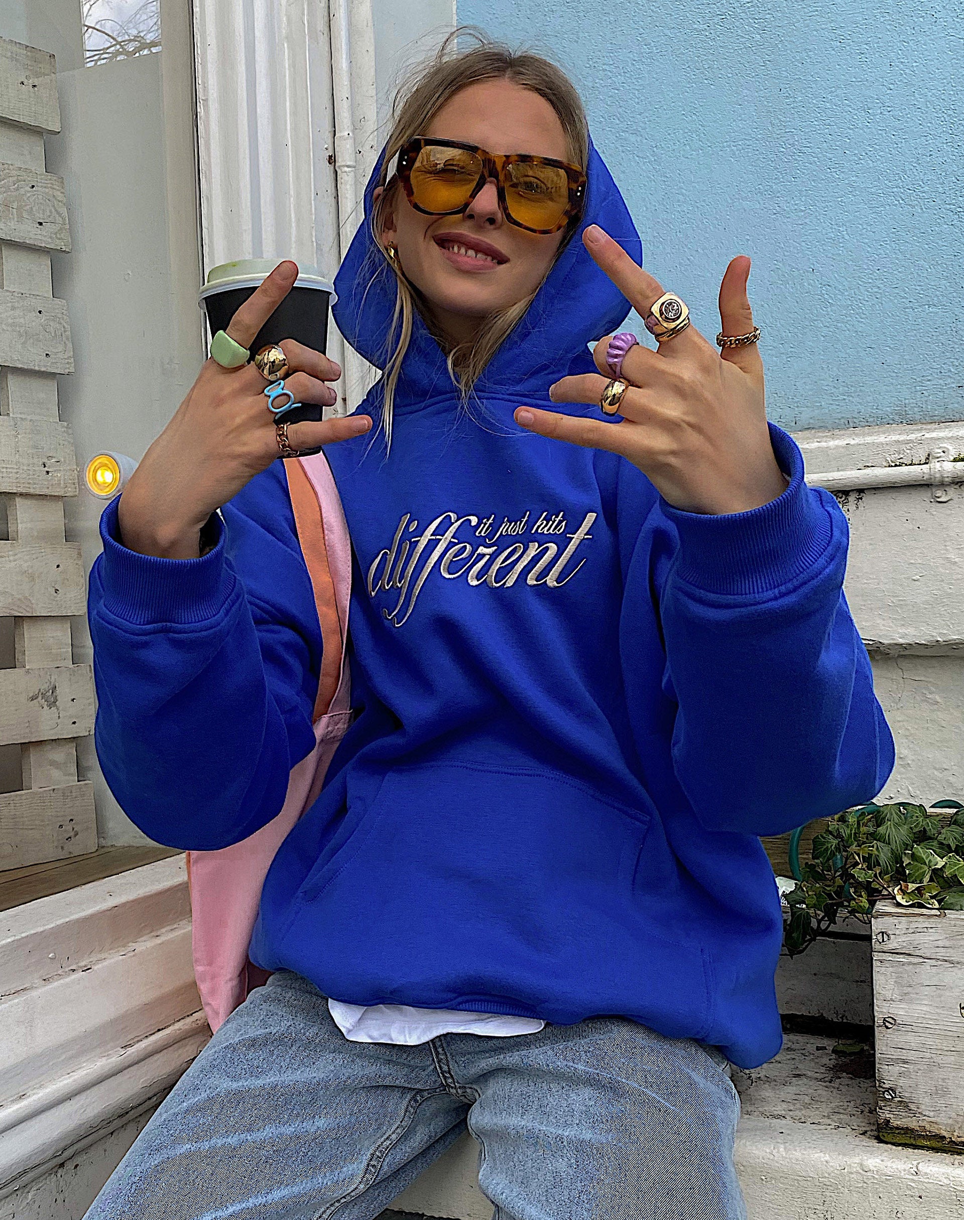 Bild von Oversize Hoodie in Kobalt Es trifft nur verschiedene Stickerei