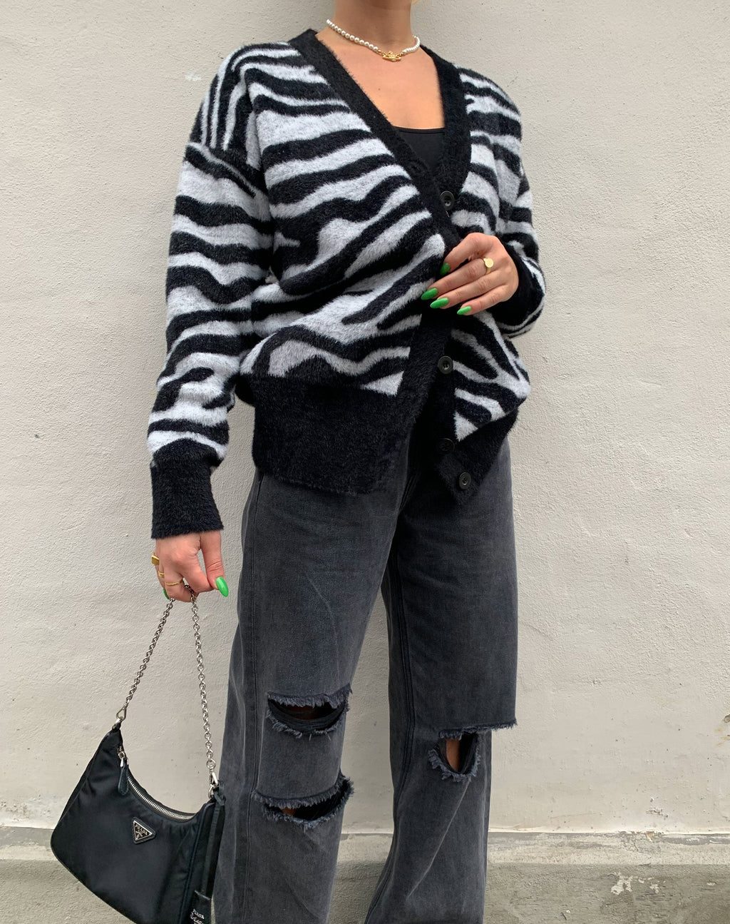 Uriela Cardigan aus Zebra-Strick in Schwarz und Weiß