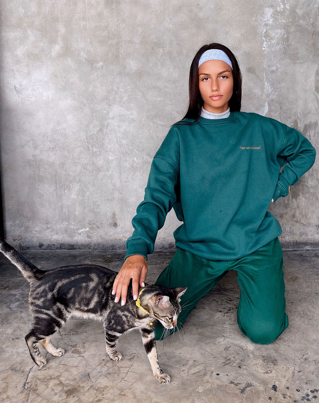 Glo Sweatshirt in Flaschengrün mit 'Take Care Of Yourself' Stickerei