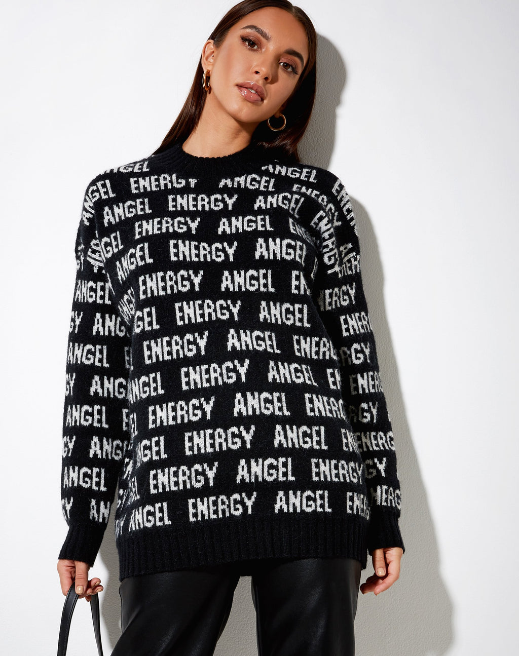 Iskov Pullover in Schwarz mit elfenbeinfarbenem Engel Energie