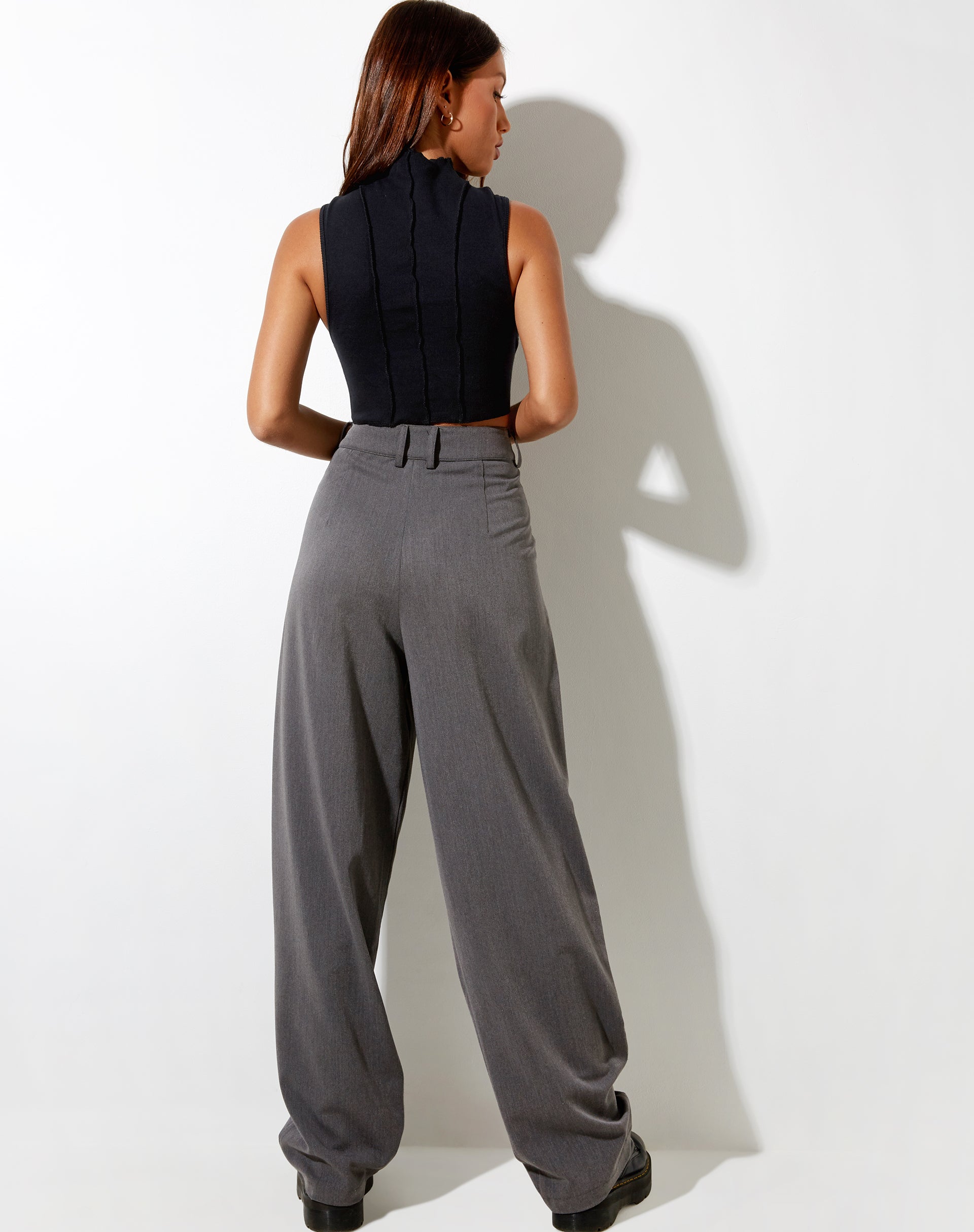 Image of Ivy Vest Top aus schwarzer Rippe mit schwarzen Ziernähten