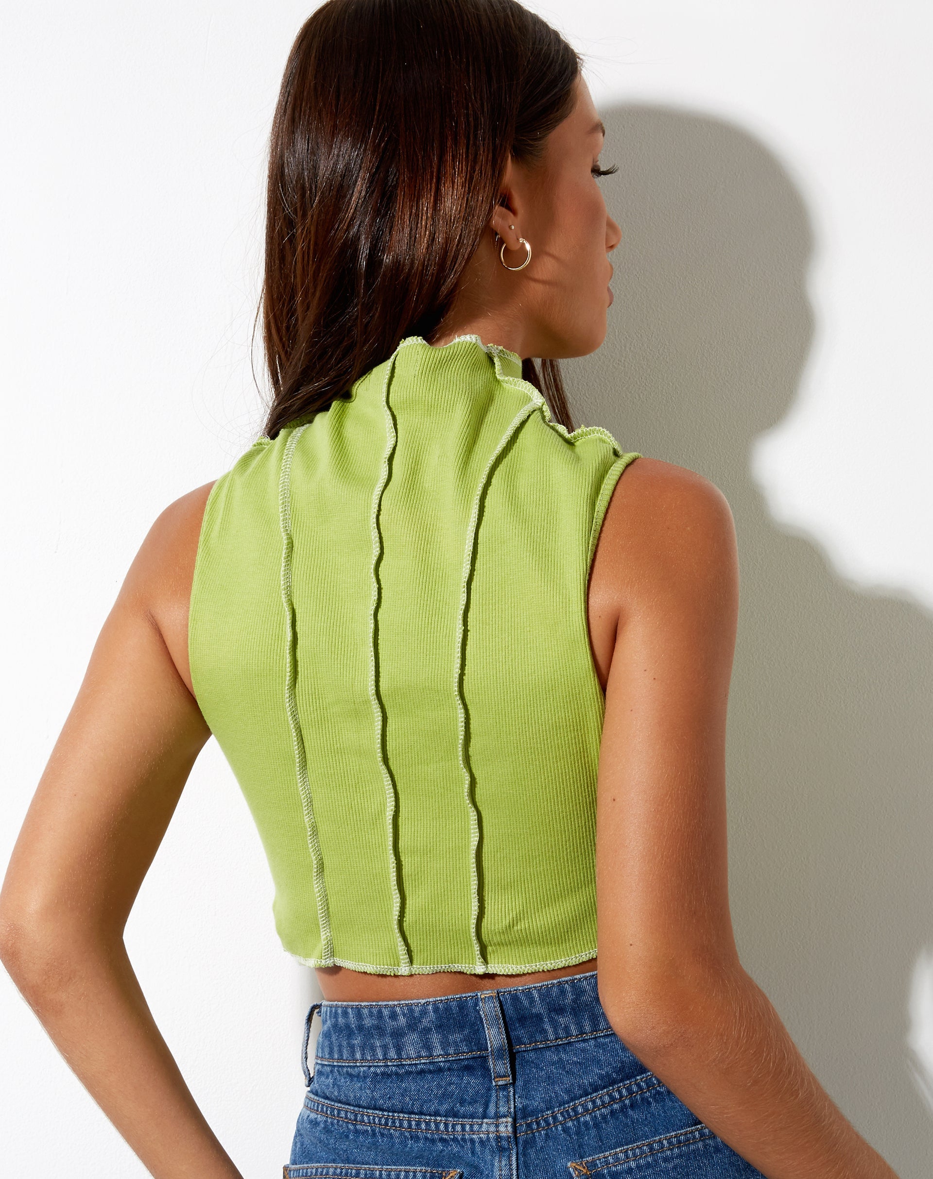 Image of Ivy Vest Top in Rib Leaf Green mit elfenbeinfarbenen Nähten