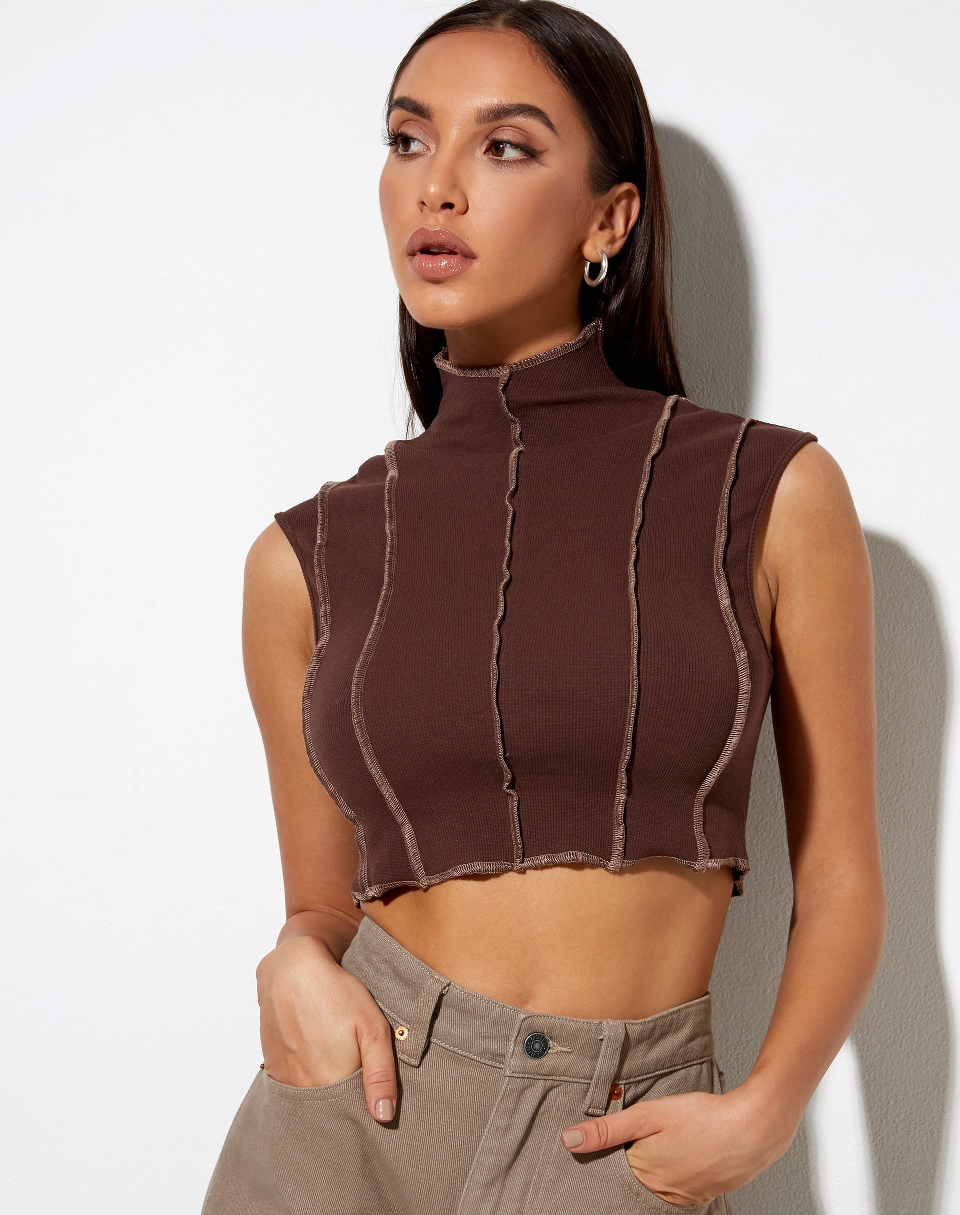Image of Ivy Vest Top in tiefem Mahagoni mit hellbrauner Naht