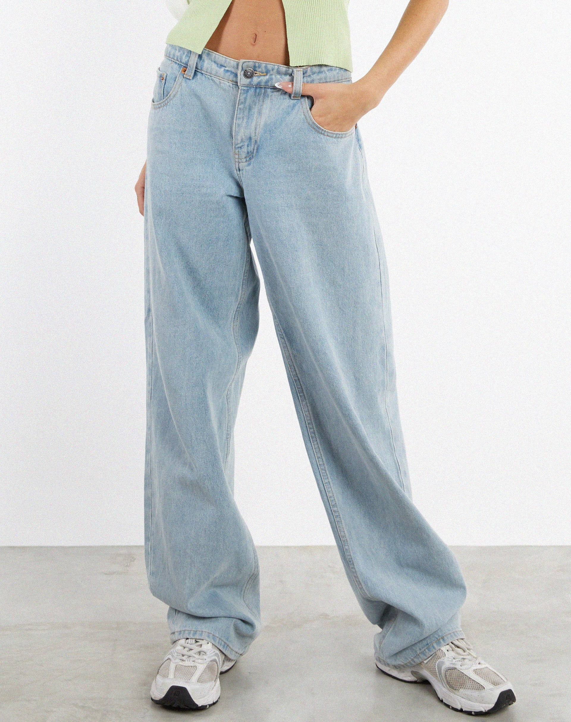 Abbildung der Low Rise Parallel Jeans in Light Wash Blue