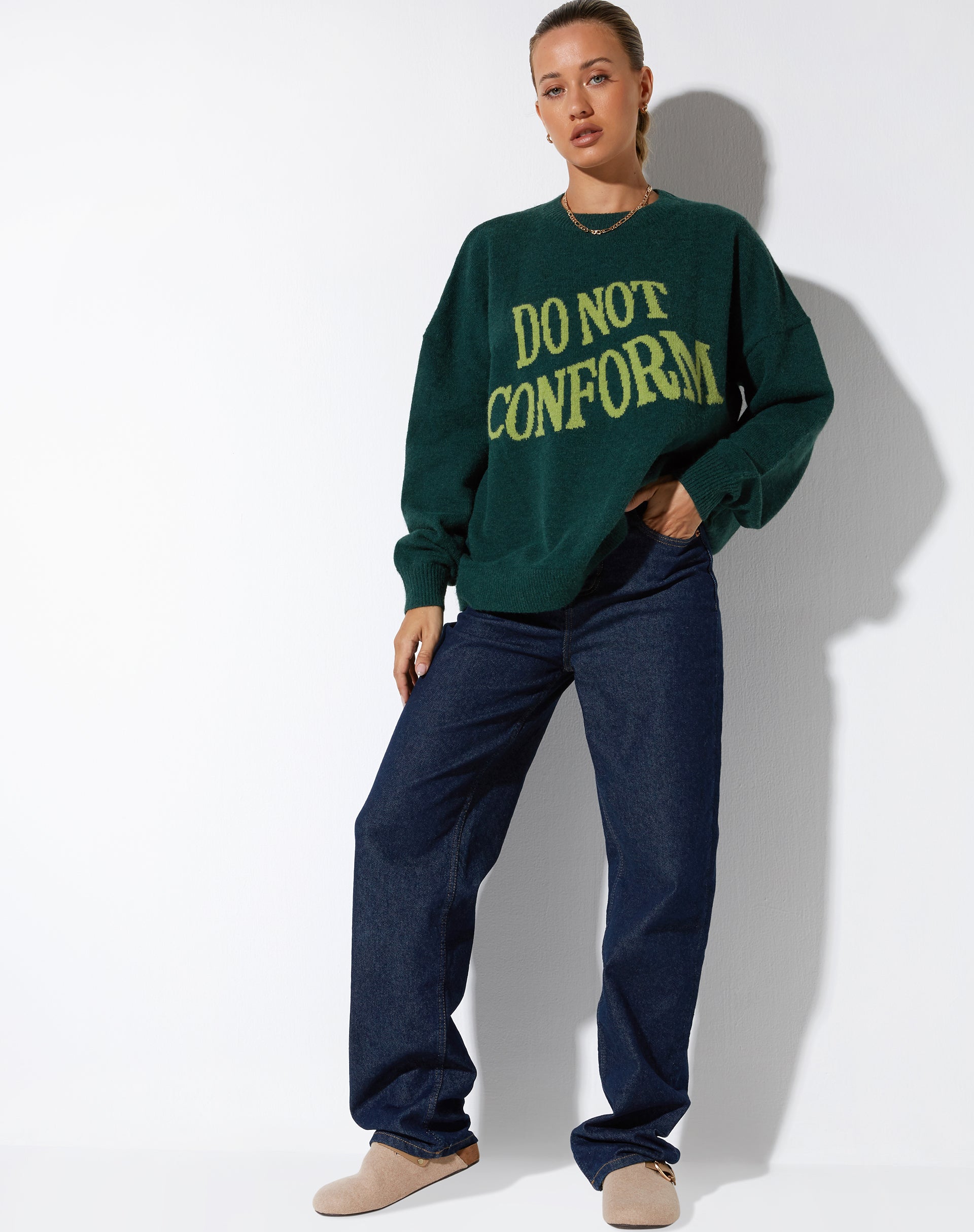 Abbildung des Jamin Pullovers in Grün 'Do Not Conform'