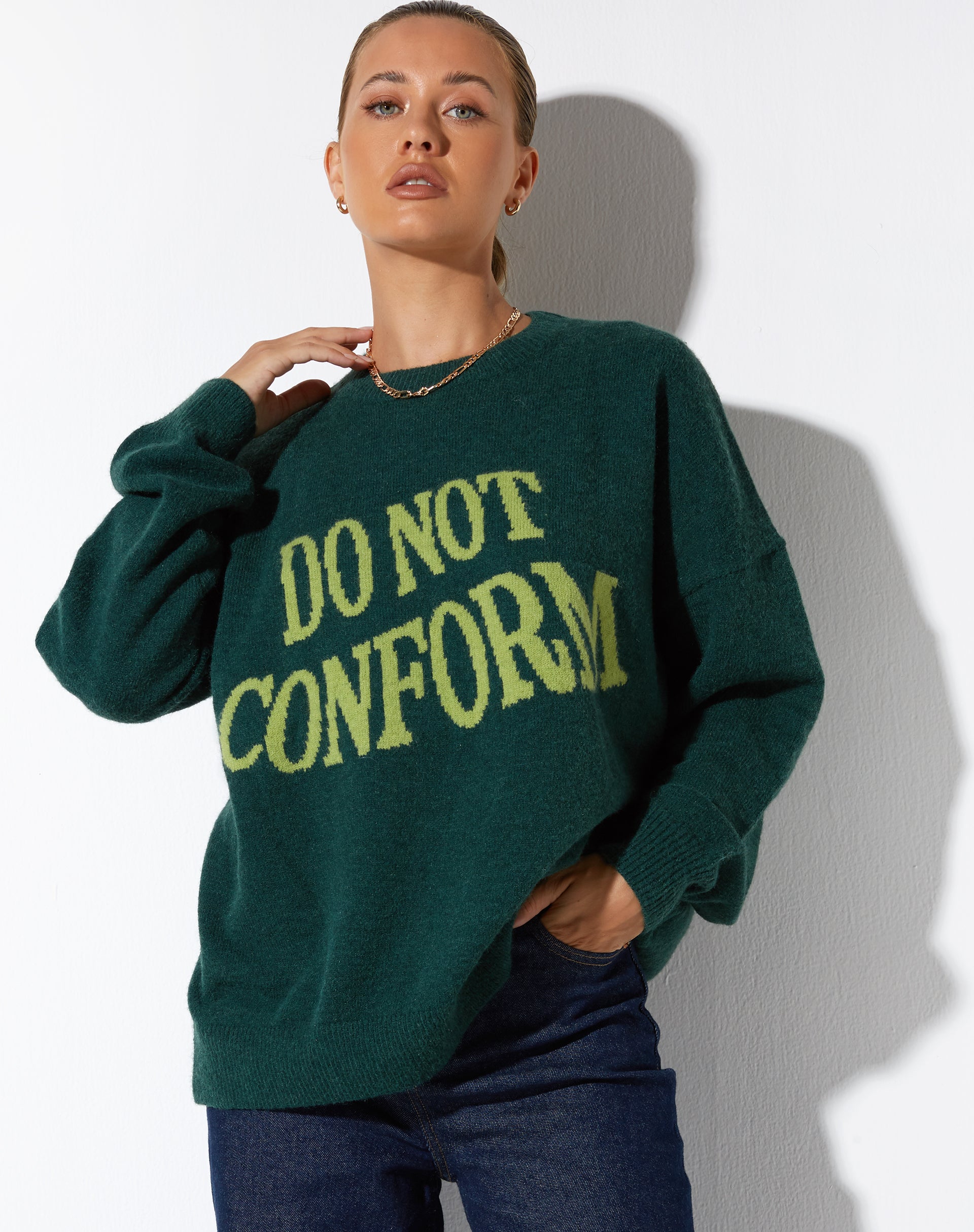 Abbildung des Jamin Pullovers in Grün 'Do Not Conform'