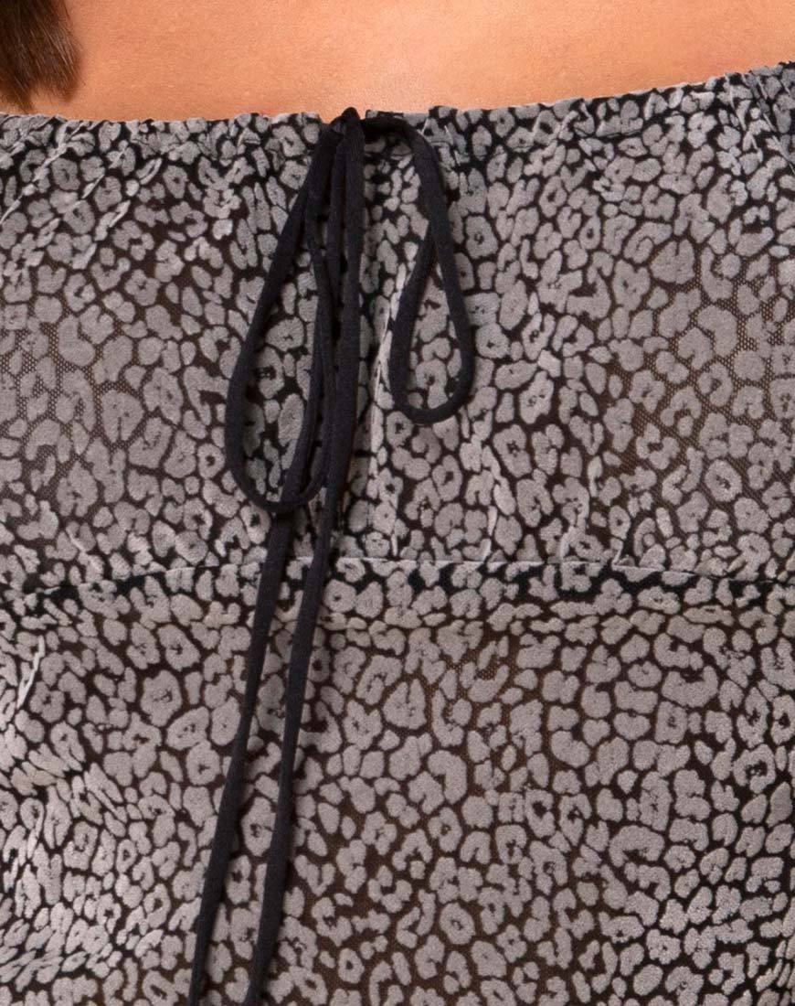 Bild von Janina Top in Ditsy Leopard Grau Flock