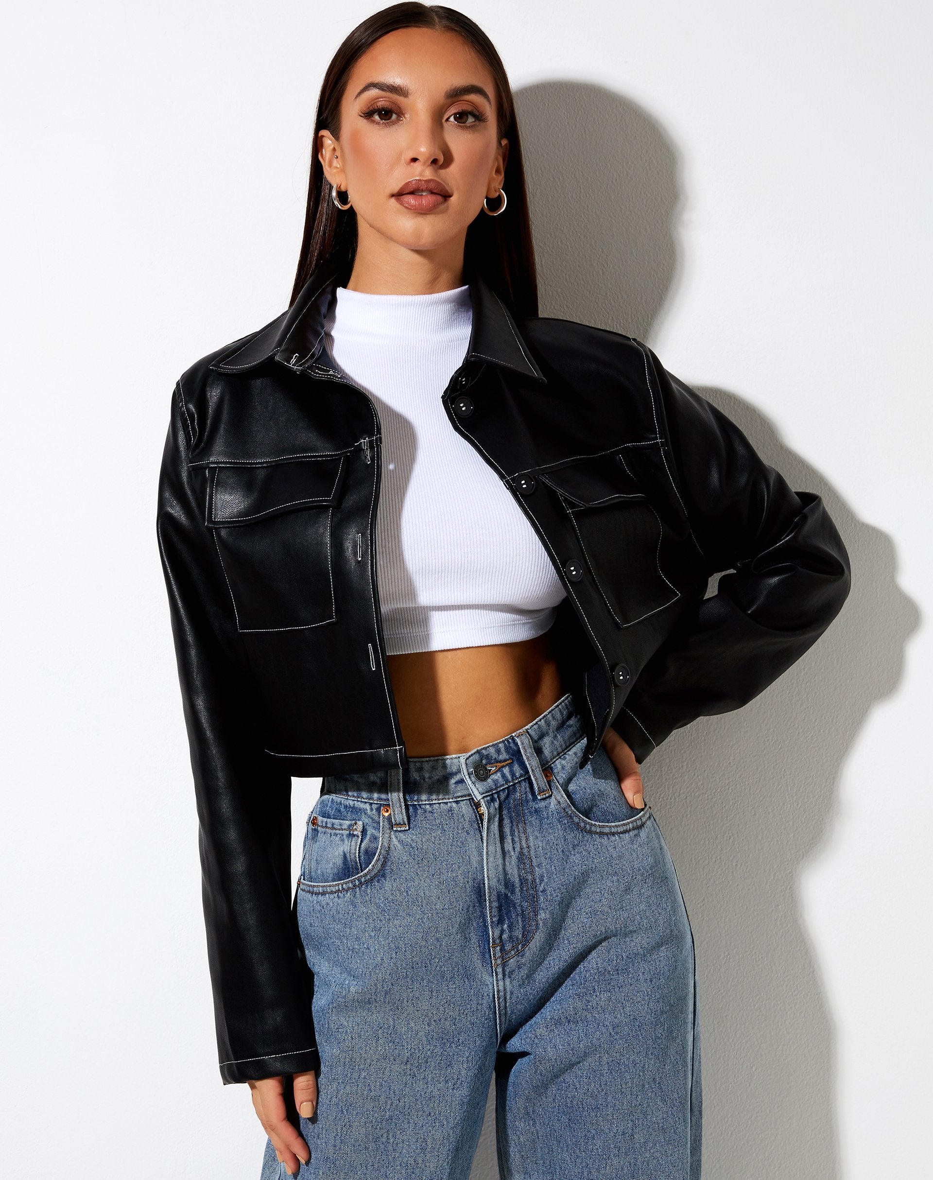 Image of Jayla Shirt in PU Schwarz mit weißer Naht
