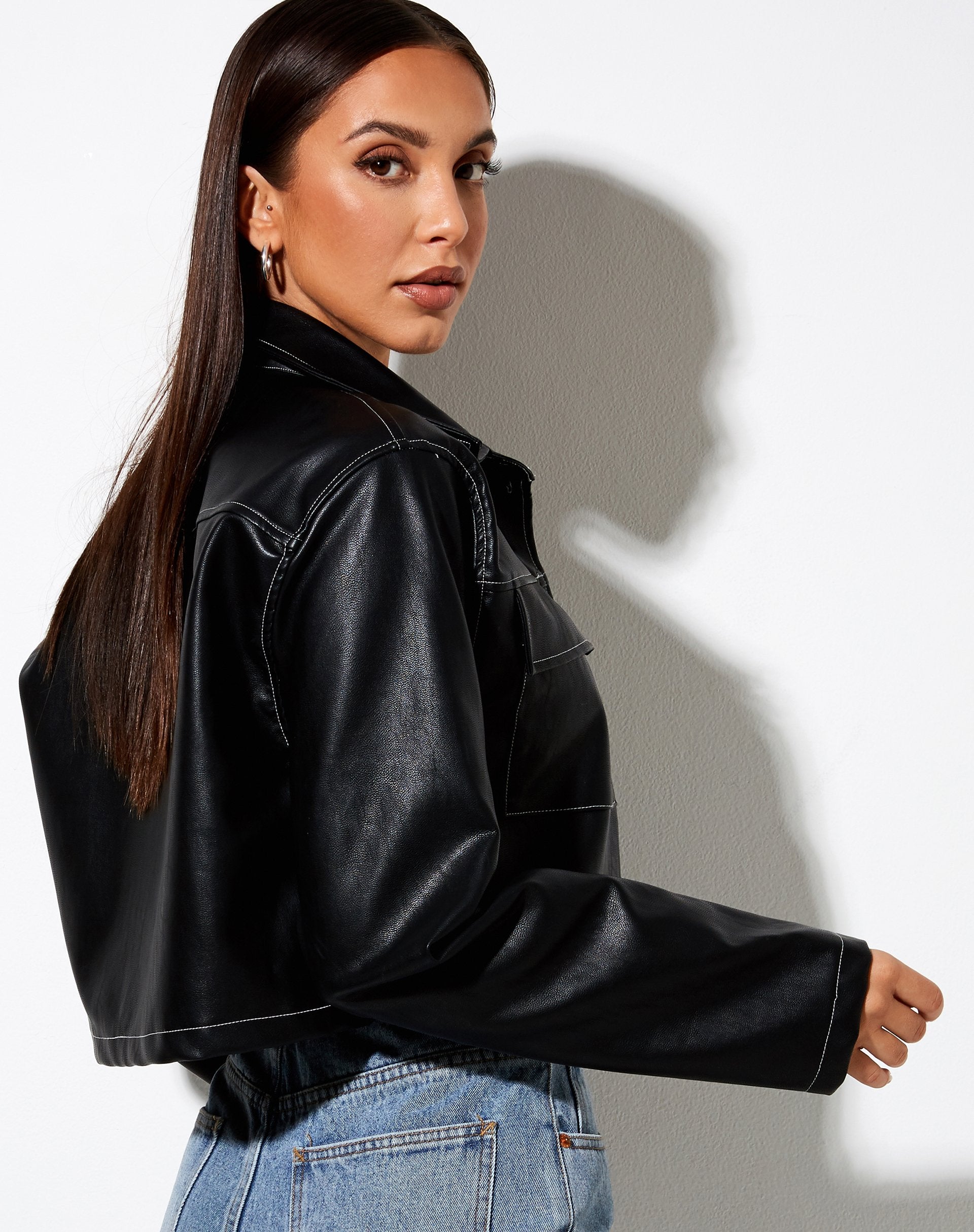 Image of Jayla Shirt in PU Schwarz mit weißer Naht