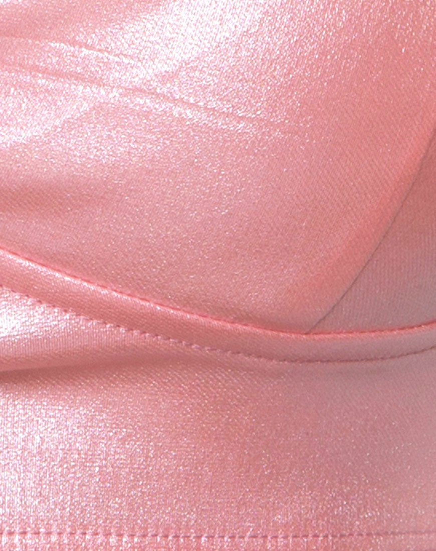 Bild von Jessie Bralet in metallisch schimmerndem Babyrosa