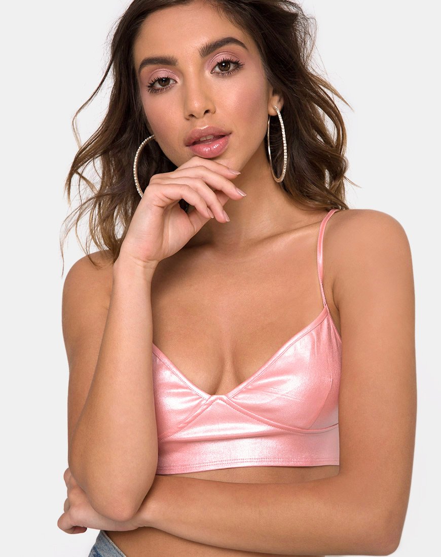 Jessie Bralet in metallisch schimmerndem Babyrosa