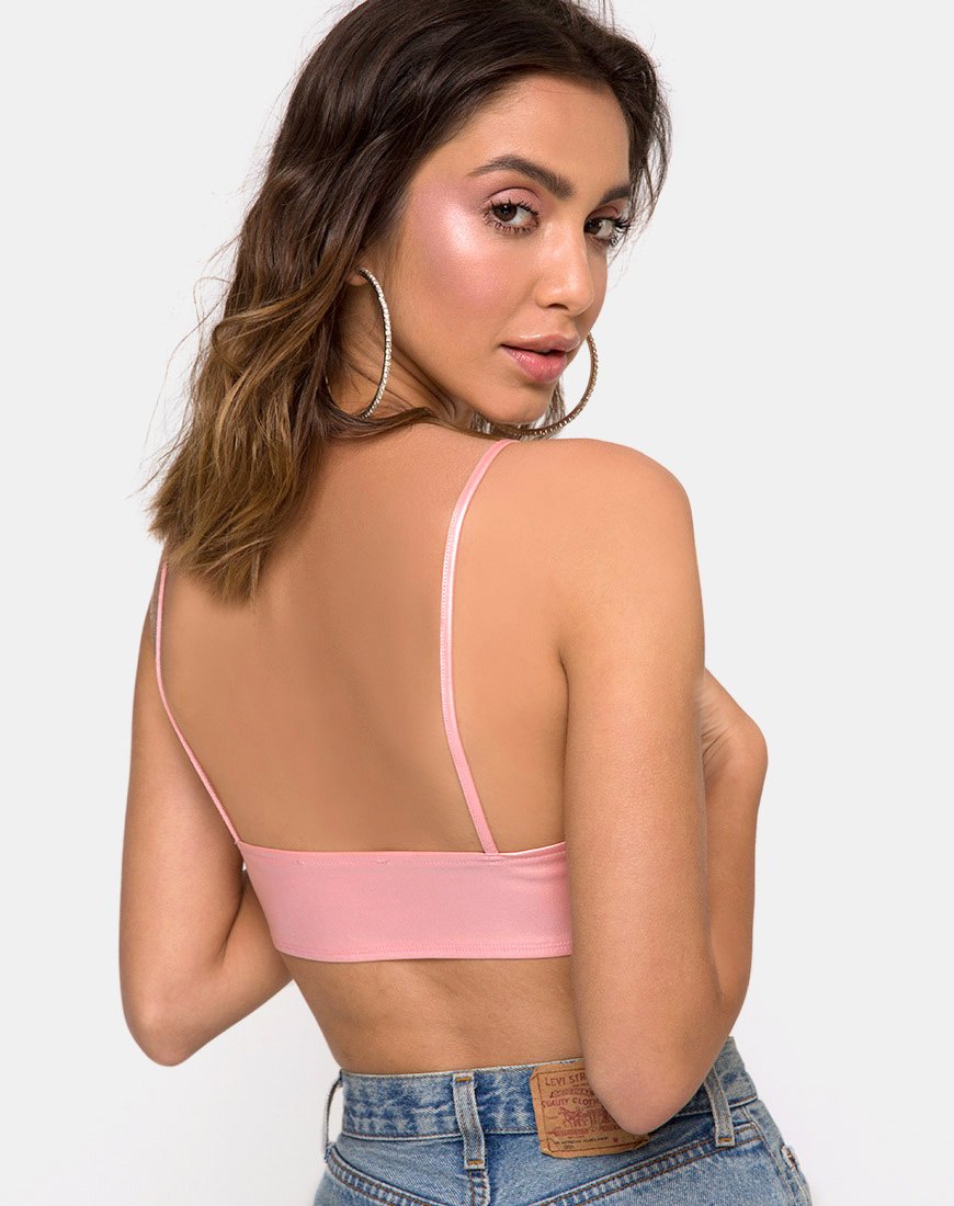 Jessie Bralet in metallisch schimmerndem Babyrosa