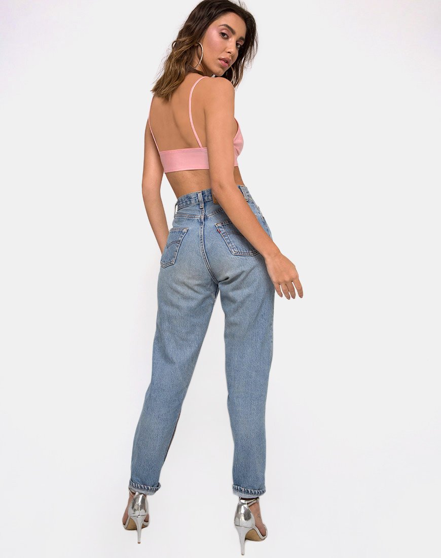 Bild von Jessie Bralet in metallisch schimmerndem Babyrosa