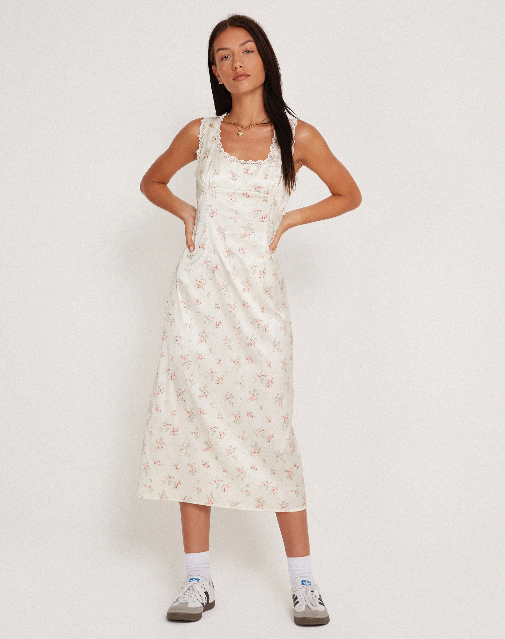 Image of Jinora Midikleid aus Satin Vintage Rosengirlande