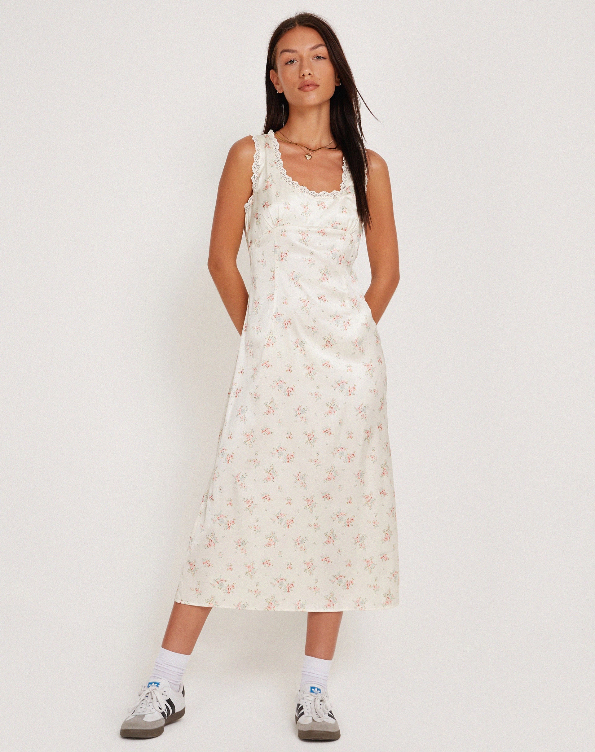 Image of Jinora Midikleid aus Satin Vintage Rosengirlande
