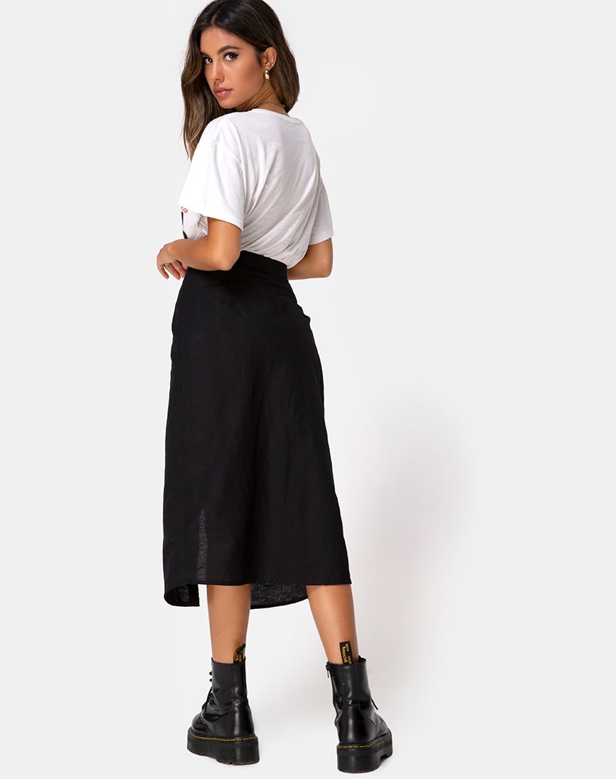Kaisa Midirock in Schwarz