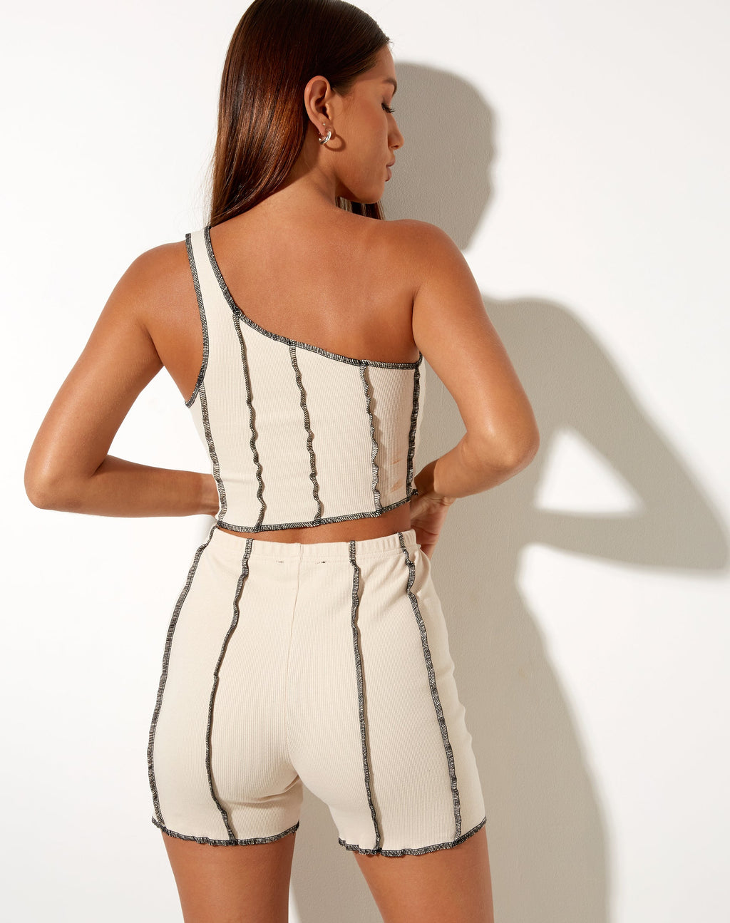 Kala Short in Rippe Ecru mit schwarzen Nähten