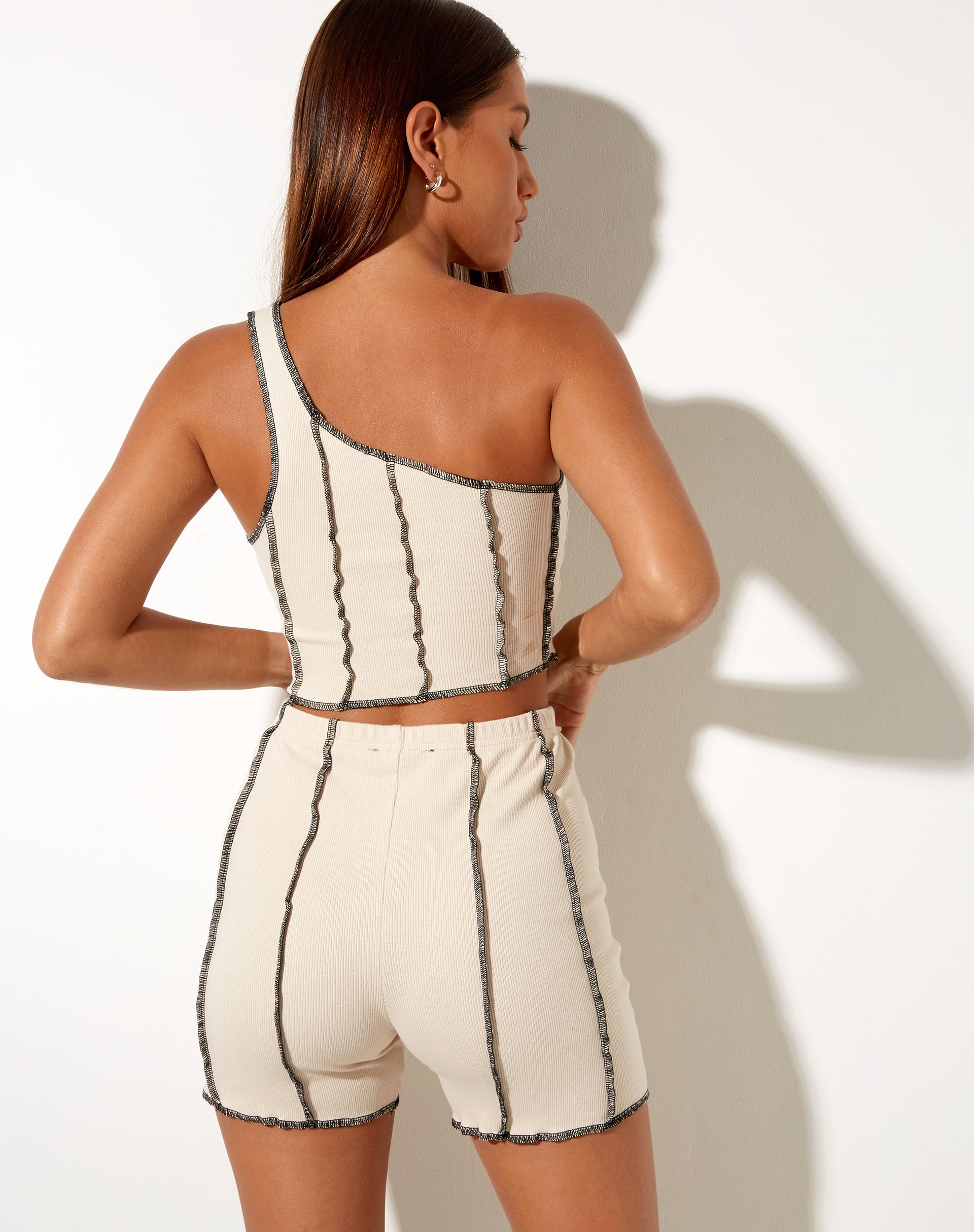 Image of Kala Short in Rippe Ecru mit schwarzen Ziernähten