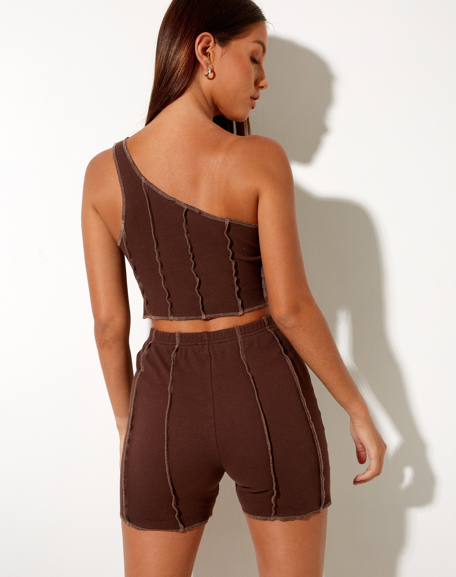 Image of Kala Short in Rib Deep Mahogany mit braunen Nähten