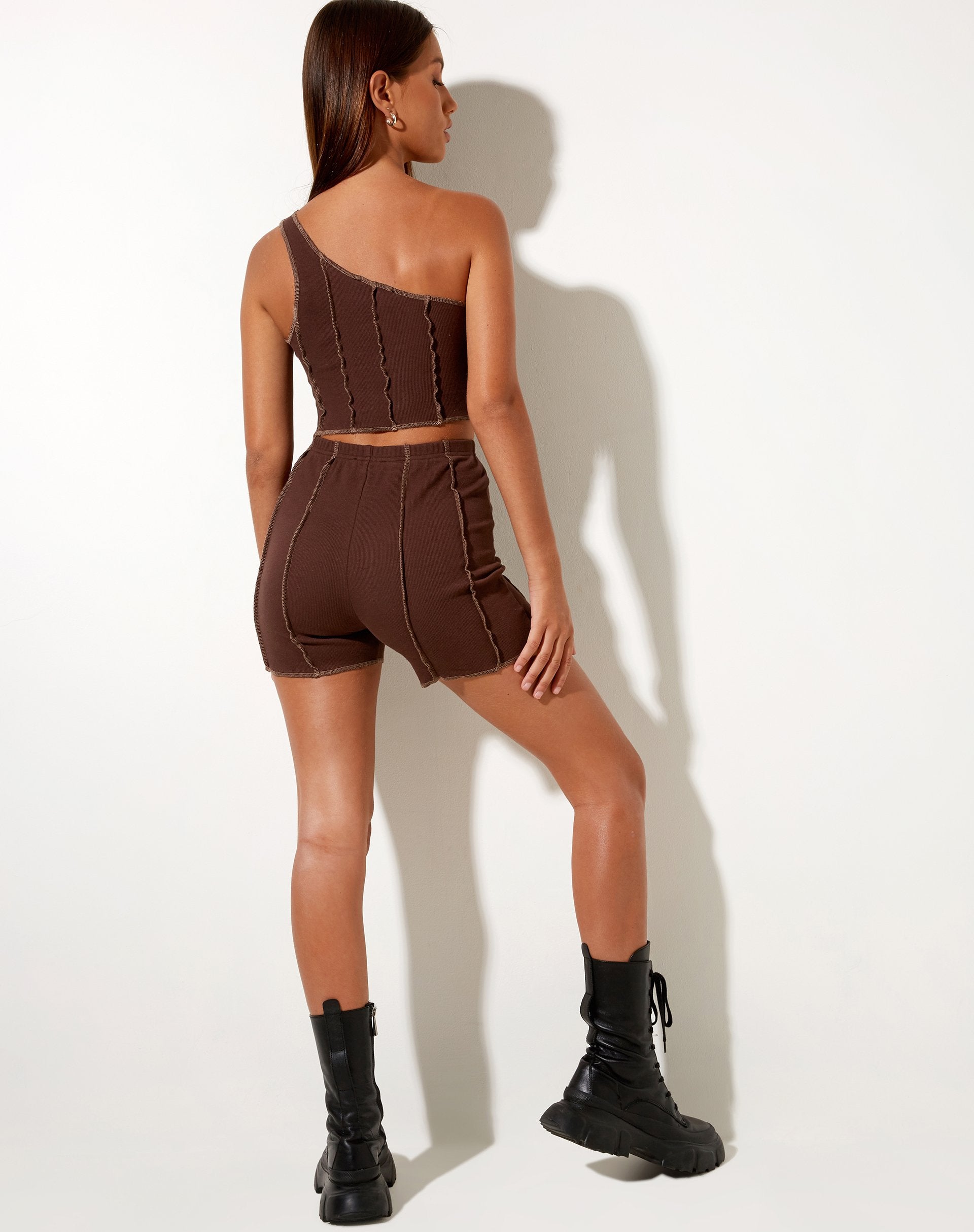 Image of Kala Short in Rib Deep Mahogany mit braunen Nähten