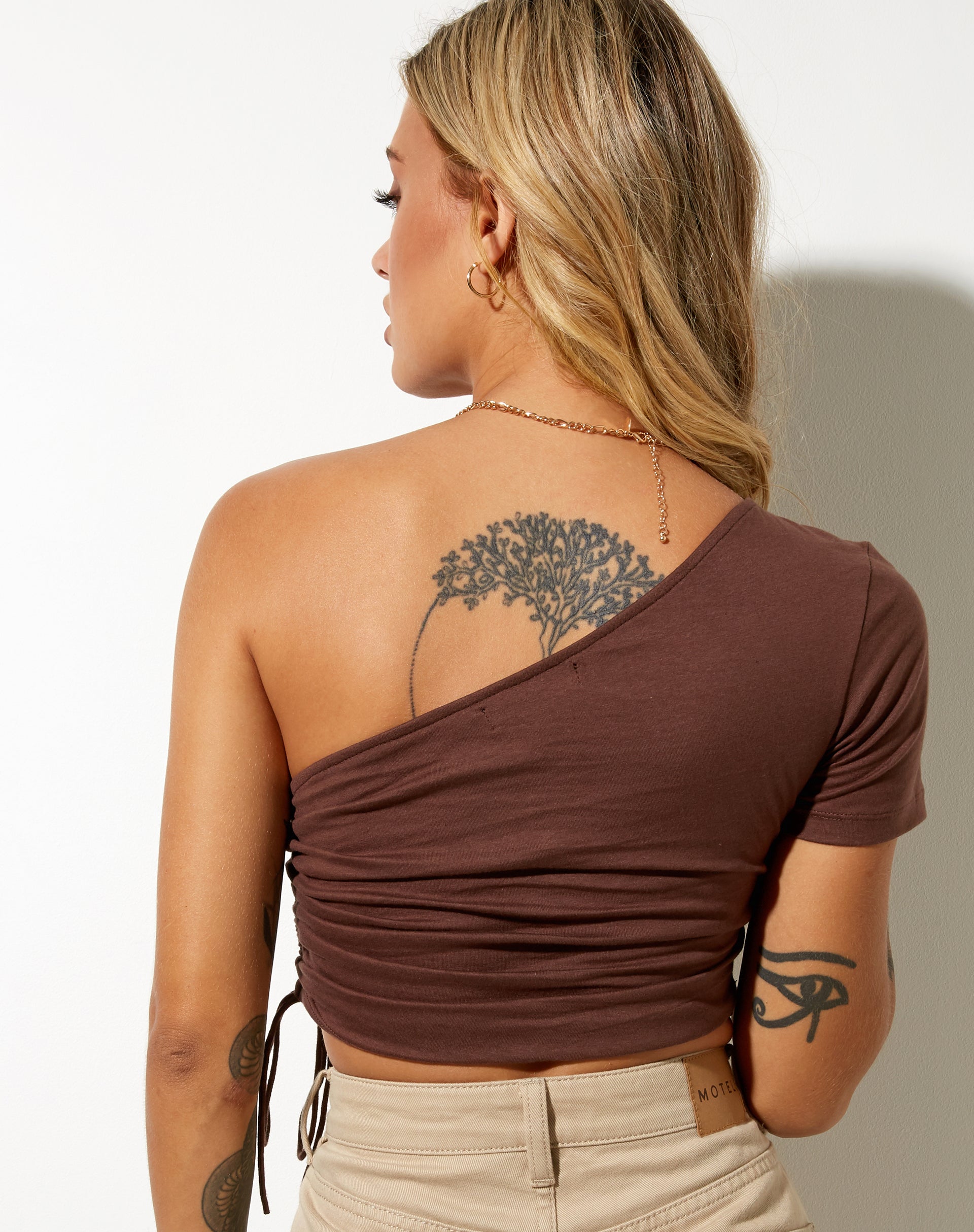 Bild von Kara Crop Top aus Lycra Deep Mahogany
