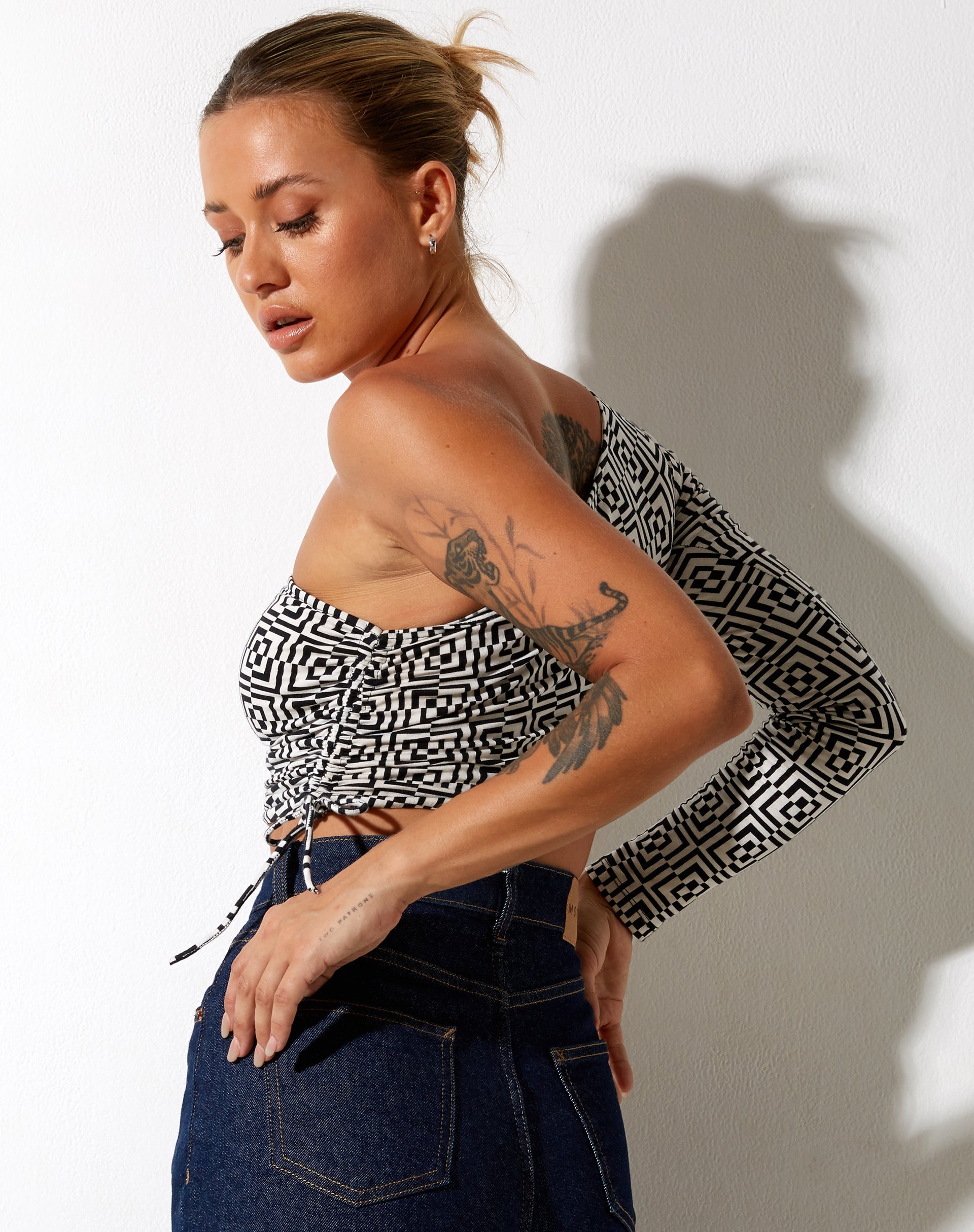 Image of Karine Crop Top in Optic Square Schwarz und Weiß