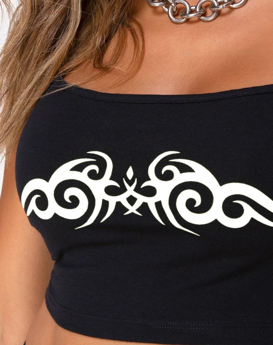 Bild von Kini Crop Top in Schwarz mit weißer Tribal-Plazierung