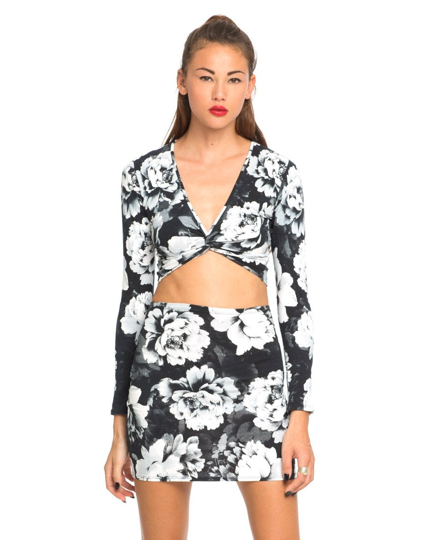 Motel Kira Twist Front Crop in Tonal Floral Schwarz Weiß