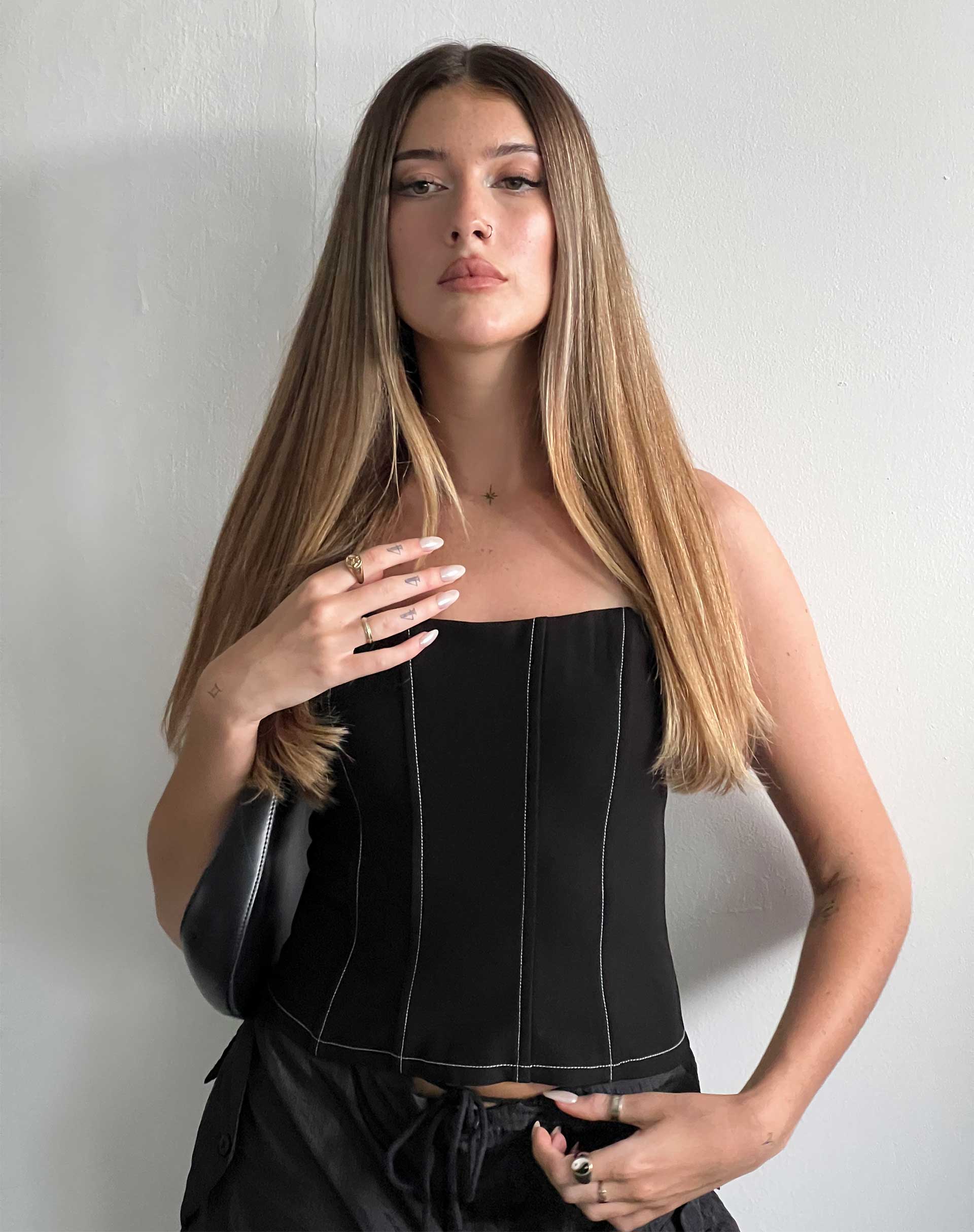 Abbildung von Kyana Korsett-Top in Schwarz mit weißer Naht