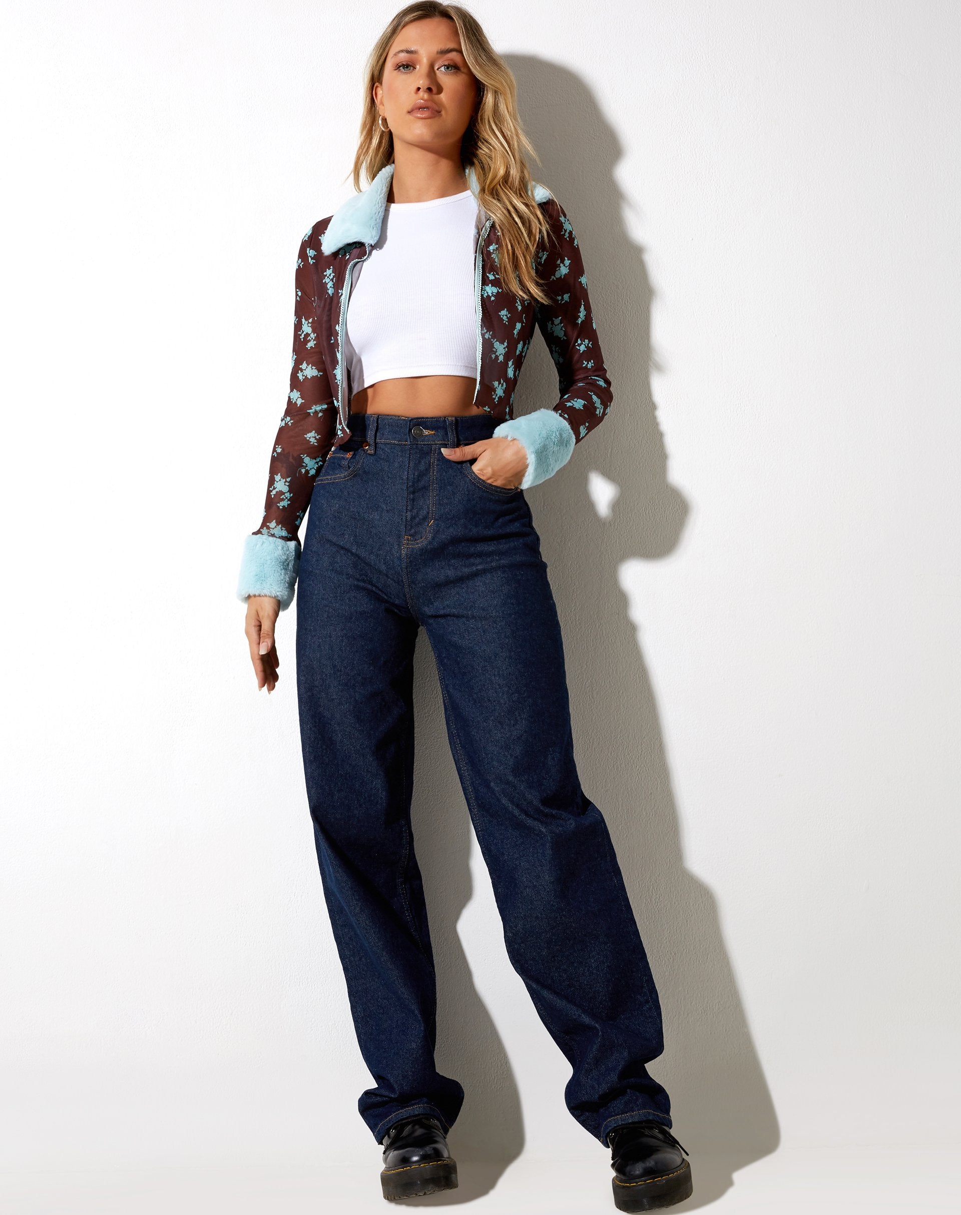 Bild von Lamaya Cardi in Femme Floral Blau und Braun