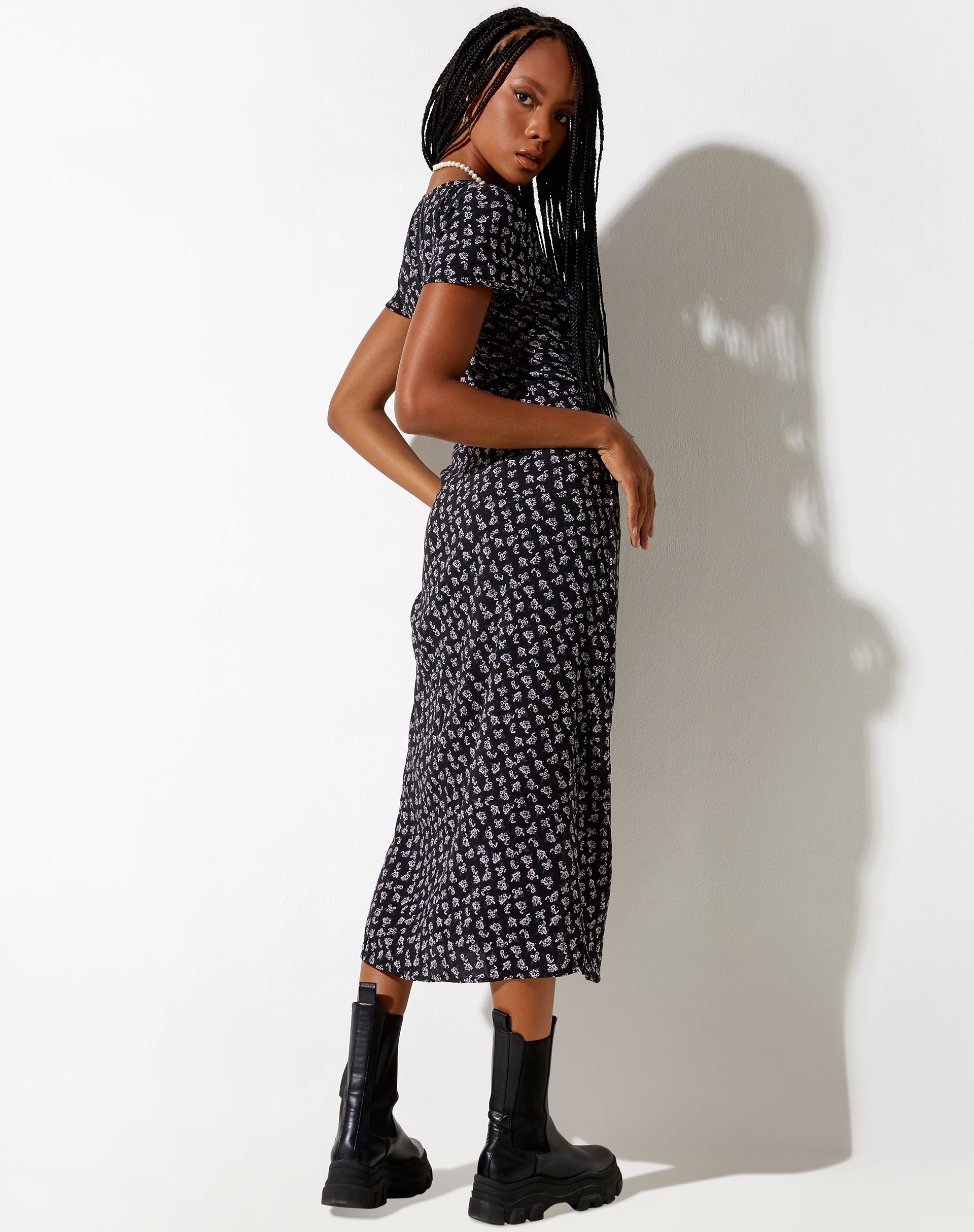 Image of Larin Midikleid in Dark Base Floral Schwarz