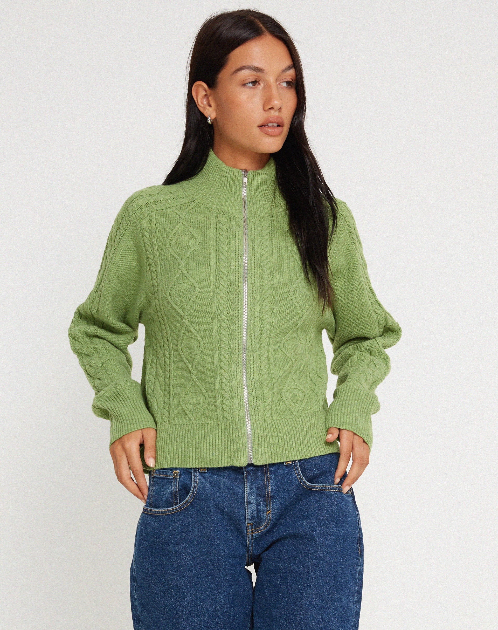 Abbildung der Lemila Strickjacke mit Reißverschluss in Moosgrün