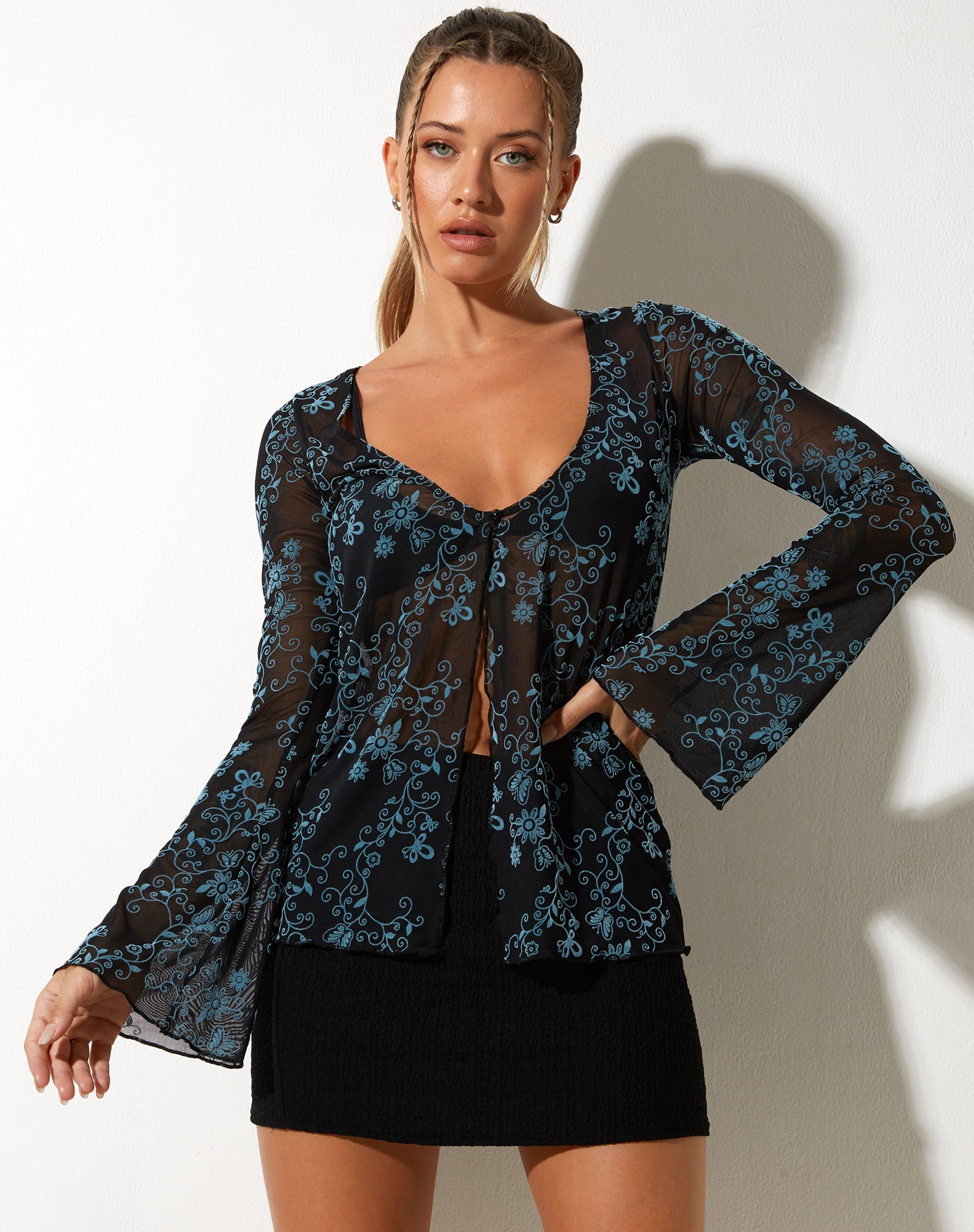 Abbildung von Leon Cardi in Butterfly Vine Flock Blue
