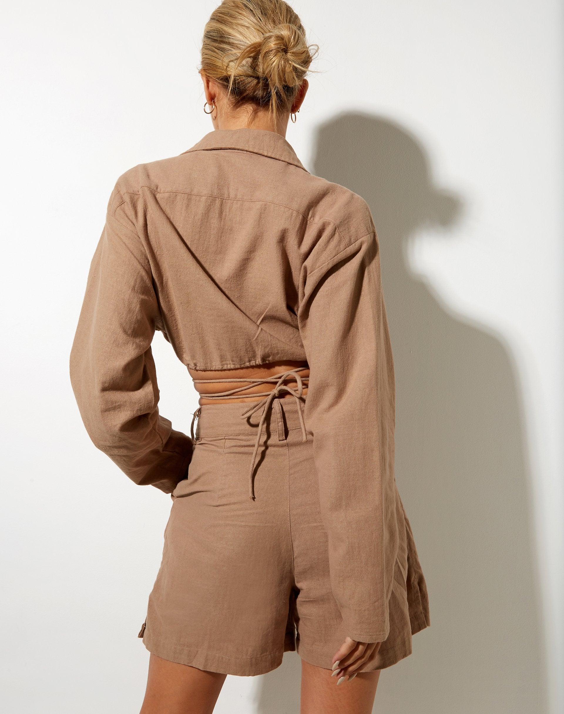 Bild von Elisa Cropped Shirt in Rami Biscuit