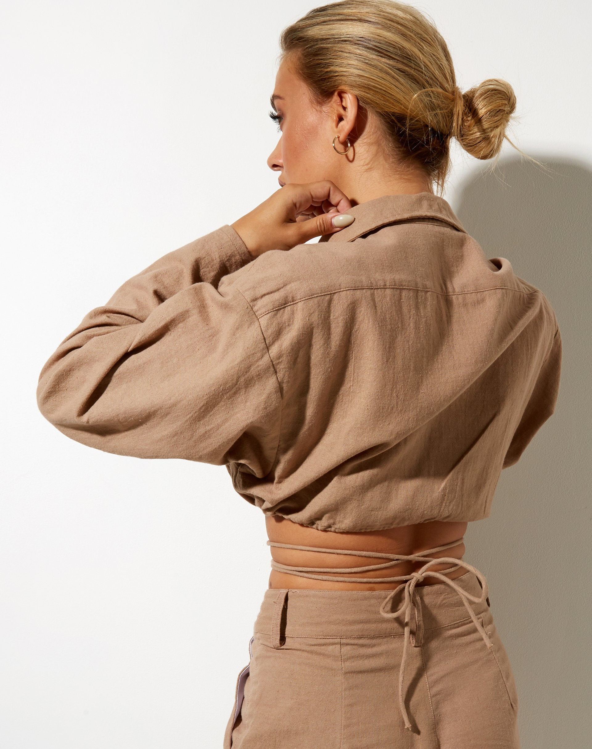 Bild von Elisa Cropped Shirt in Rami Biscuit