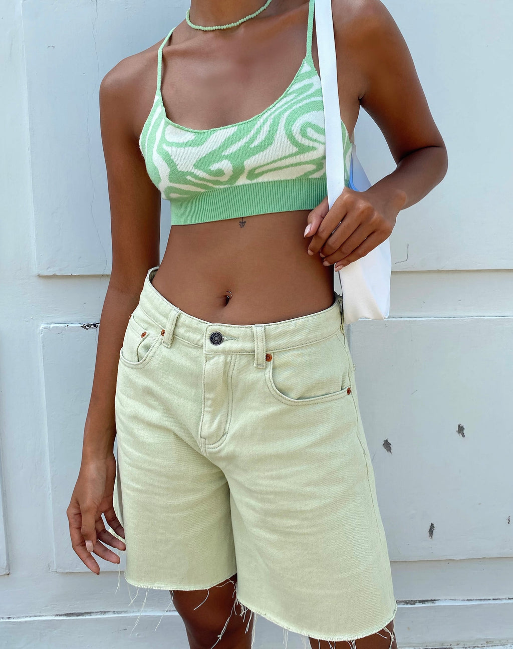 Locker geschnittene Denim-Shorts in Salbei