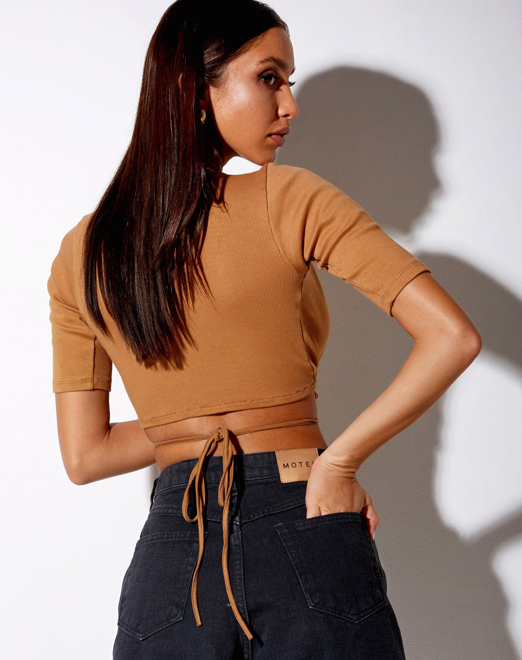 Liena Crop Top aus Rippstrick in dunklem Tan